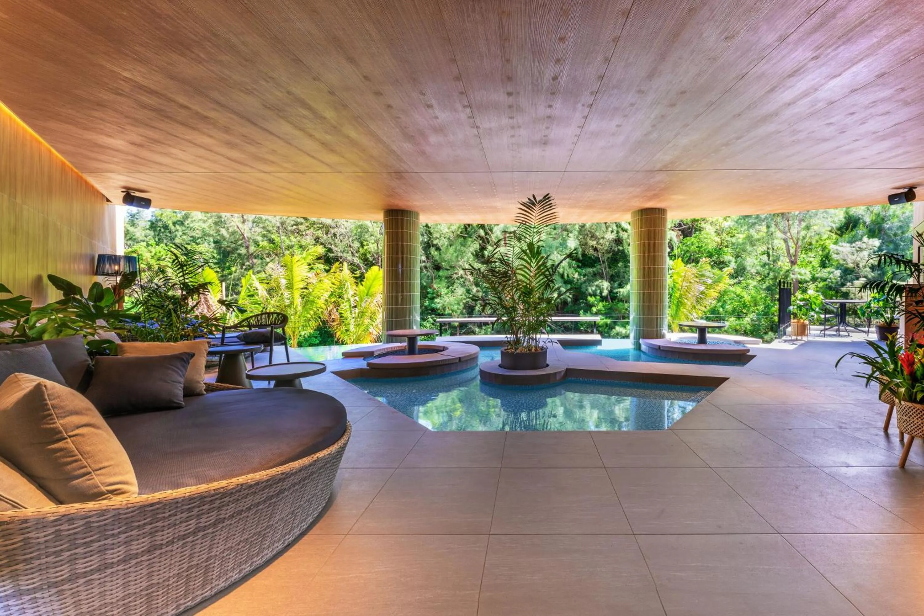 Lounge or bar in TWIN LINE HOTEL YANBARU OKINAWA JAPAN Formerly Okinawa Suncoast Hotel