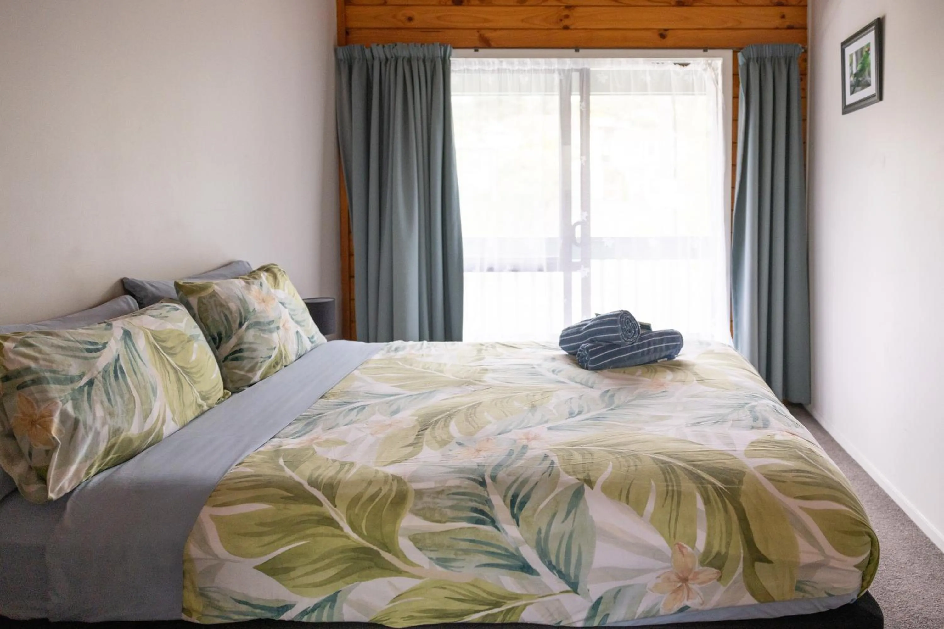 Bed in Bay of Islands Lodge