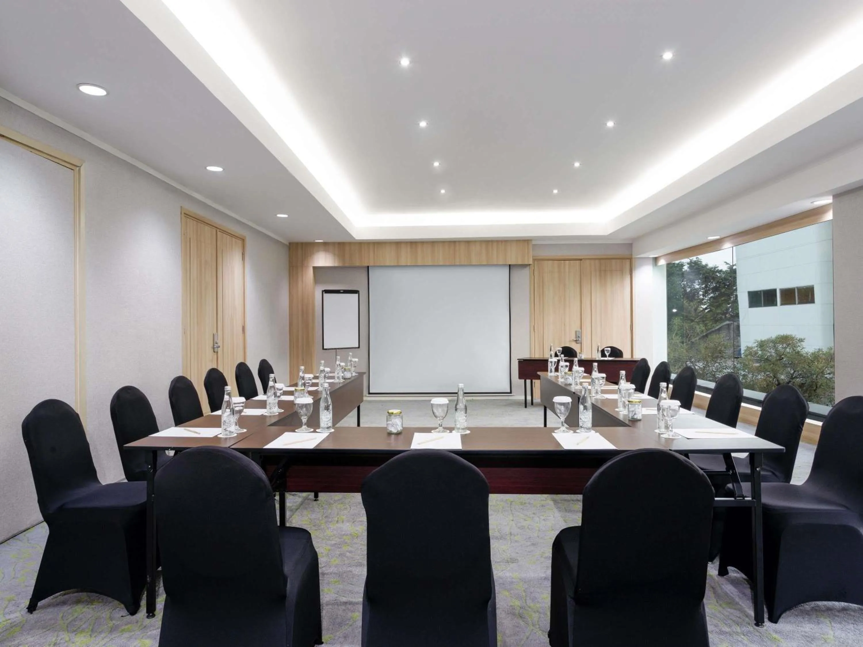 Meeting/conference room in Mercure Jakarta Simatupang