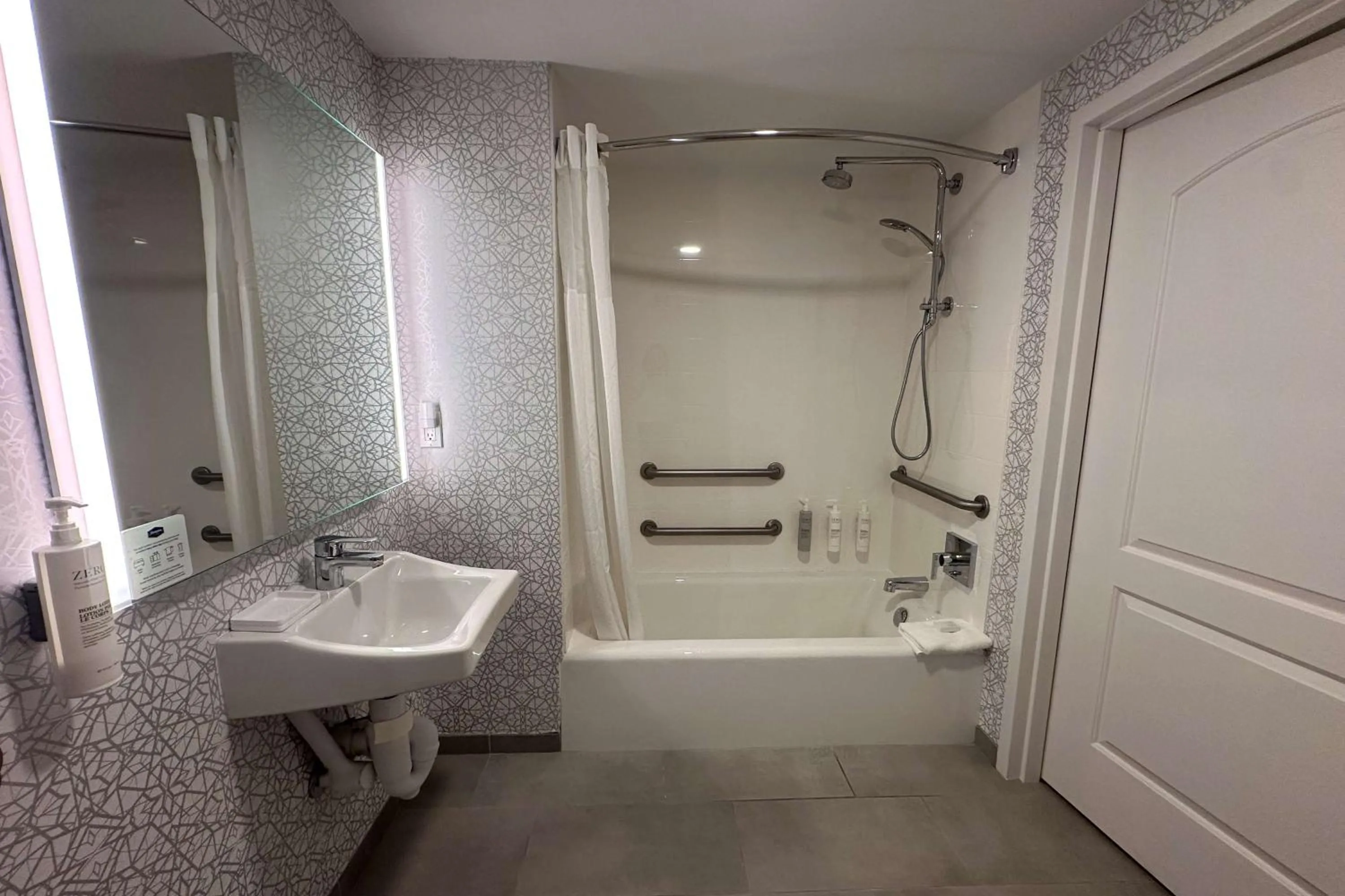 Bathroom in Hampton Inn Milpitas