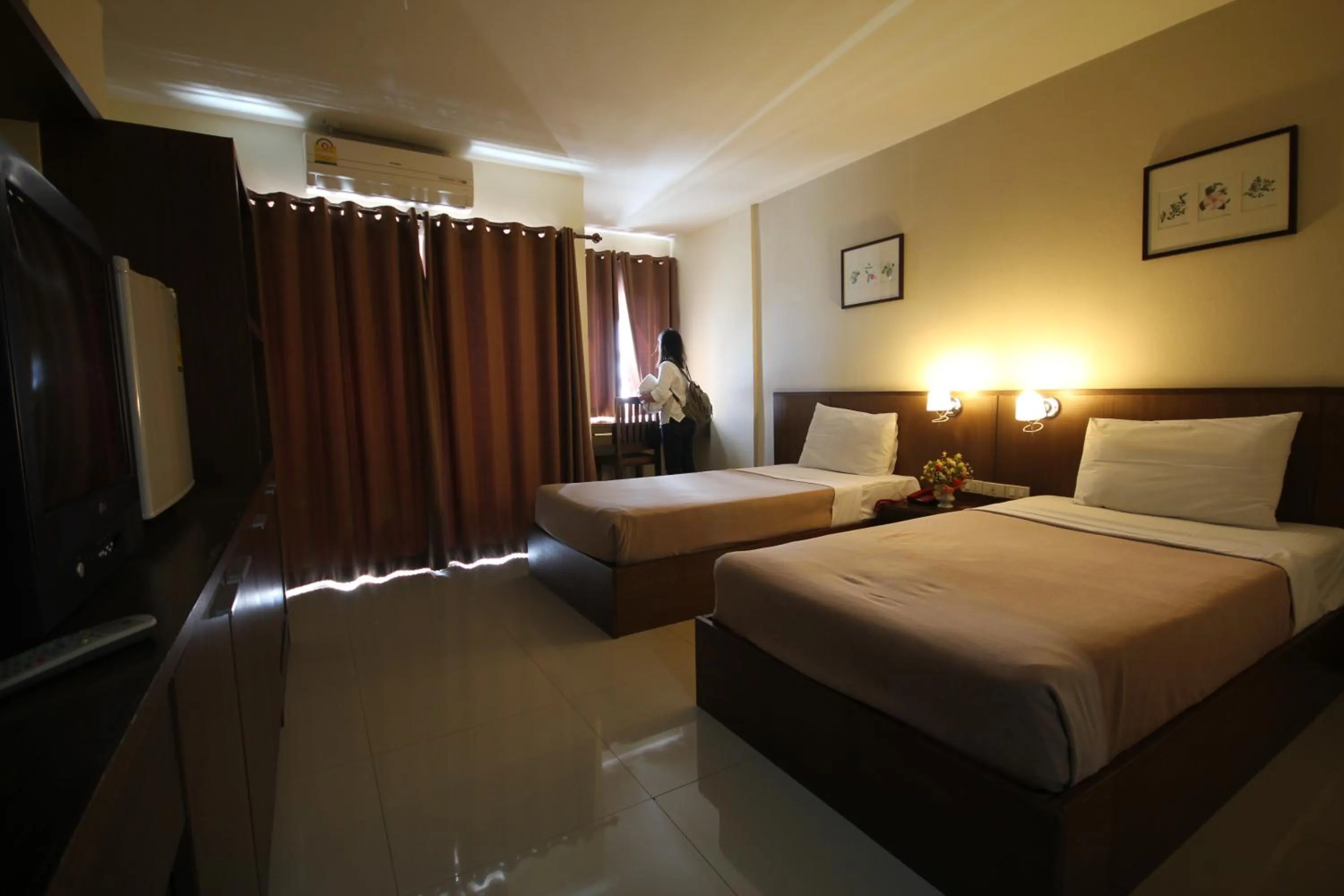 Shower, Bed in Airport Resident