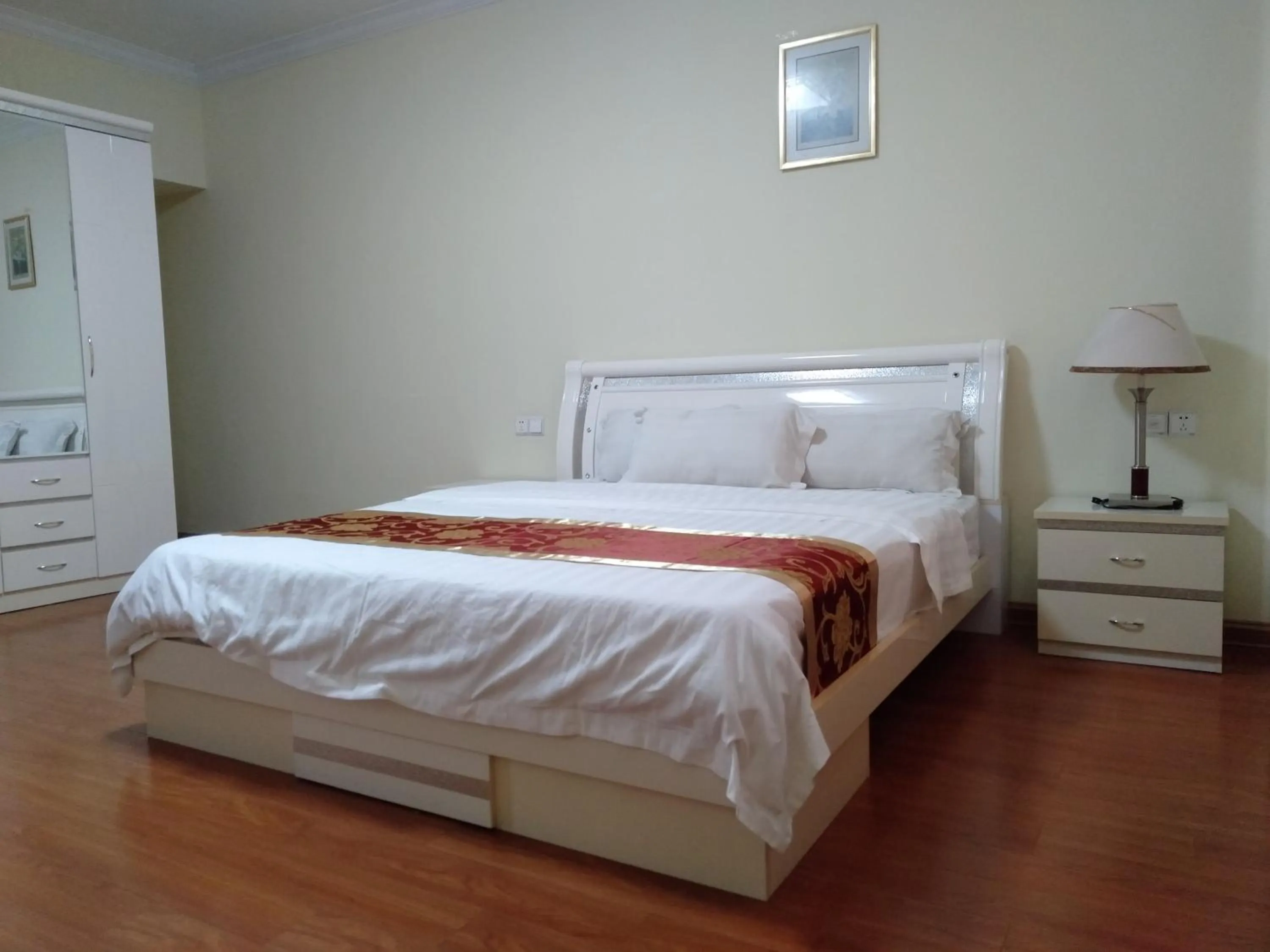 Bedroom, Bed in Beach Garden Hotel