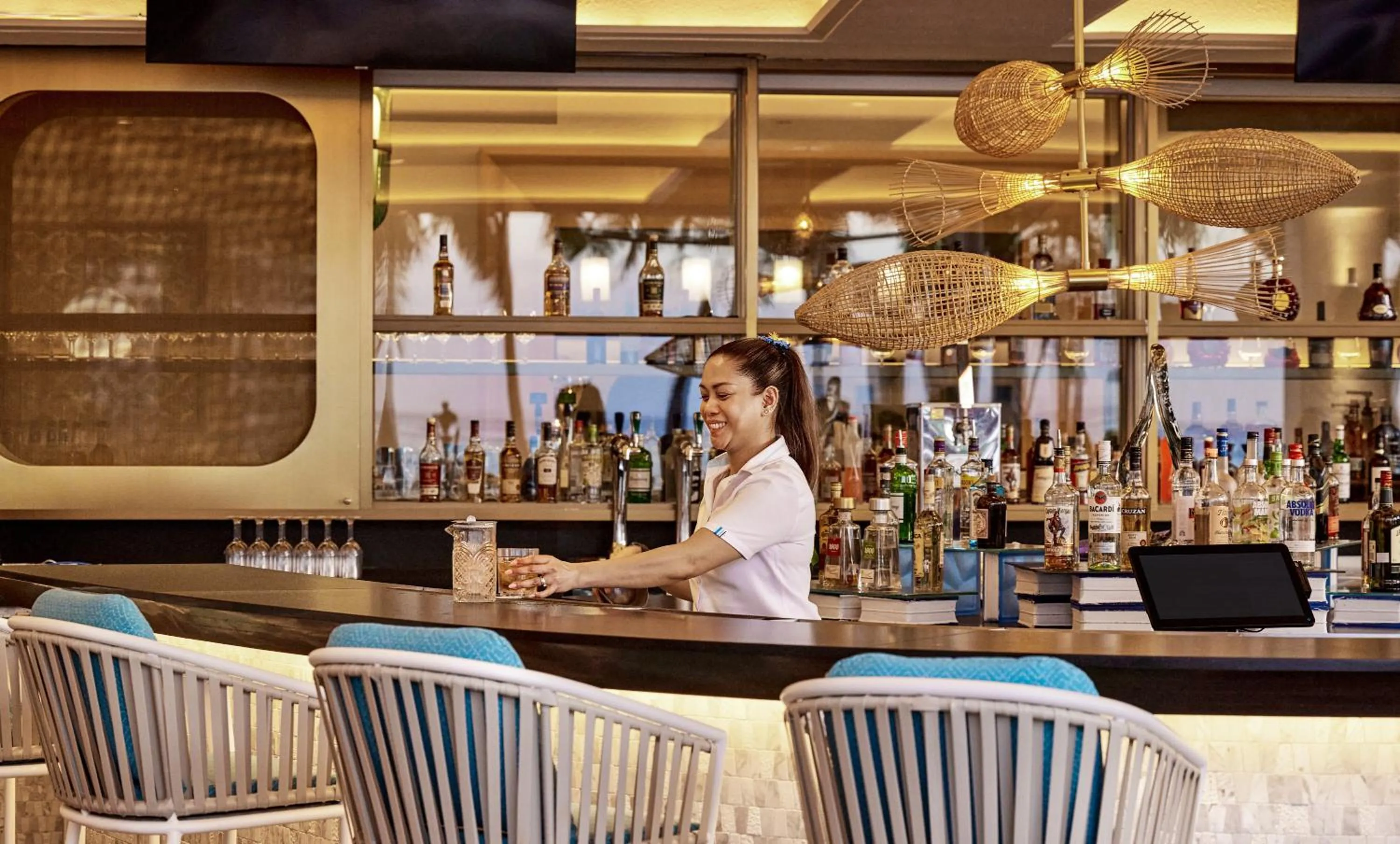 Lounge or bar in Crowne Plaza Resort Guam