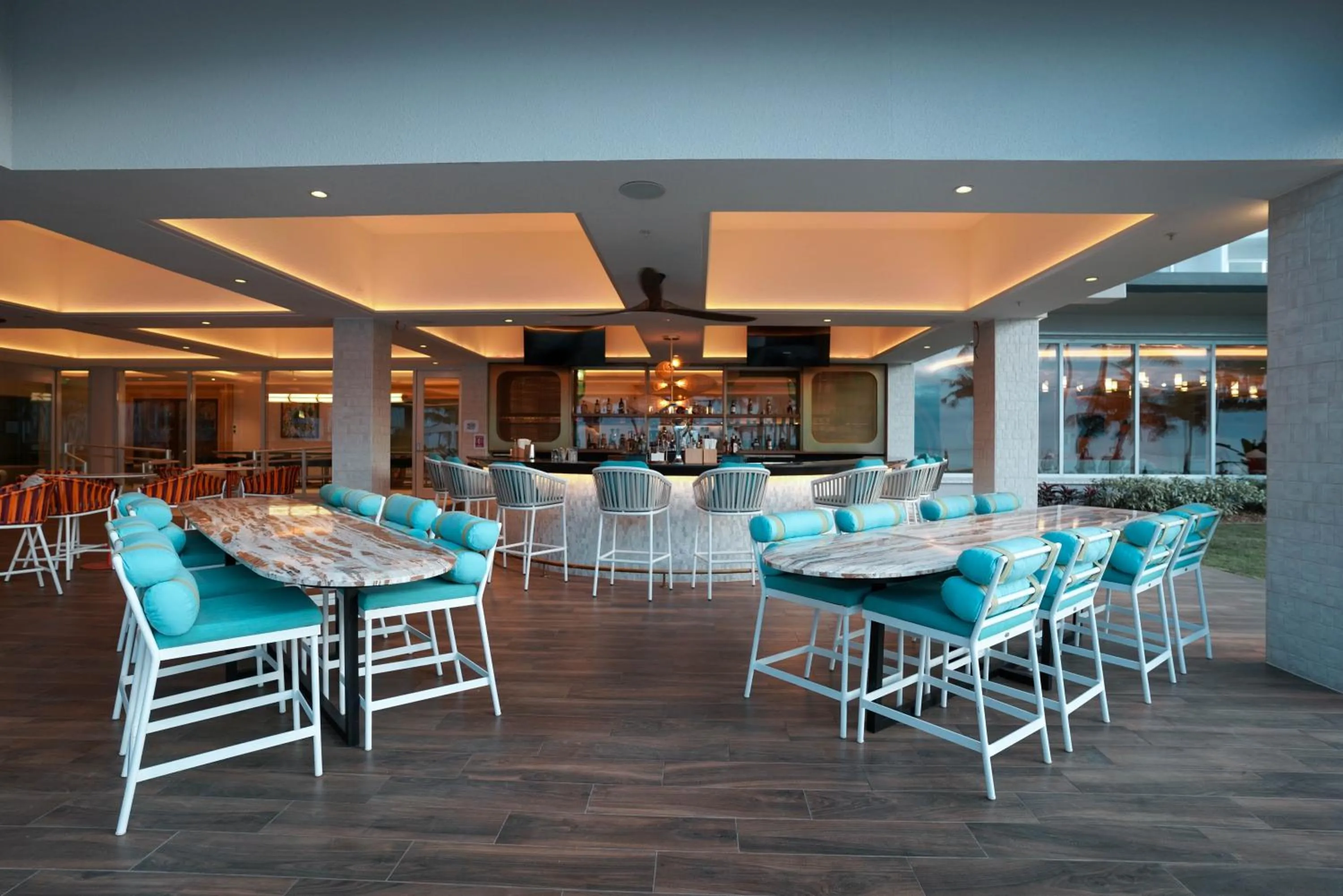 Lounge or bar in Crowne Plaza Resort Guam