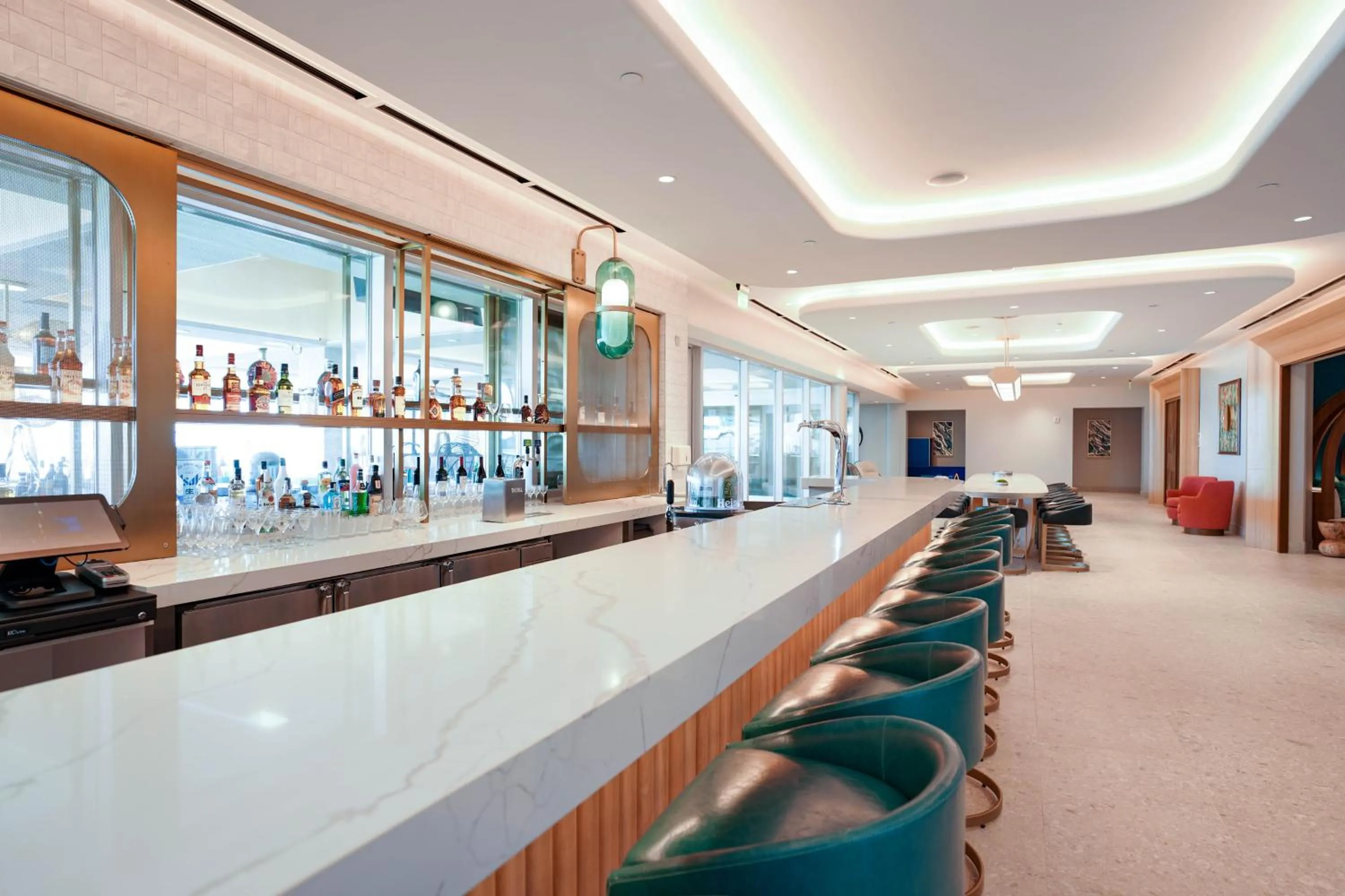 Lounge or bar in Crowne Plaza Resort Guam