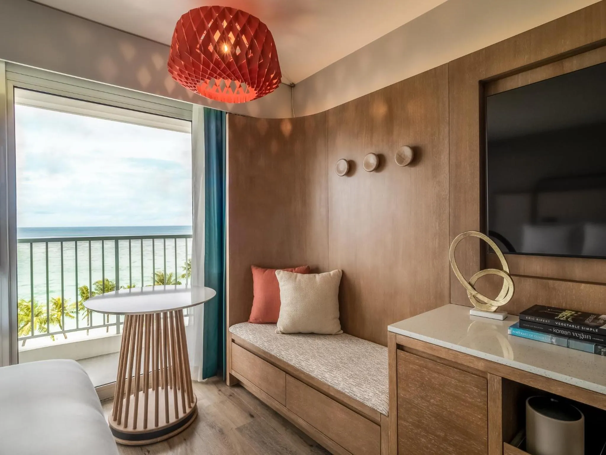 TV and multimedia, Bed in Crowne Plaza Resort Guam