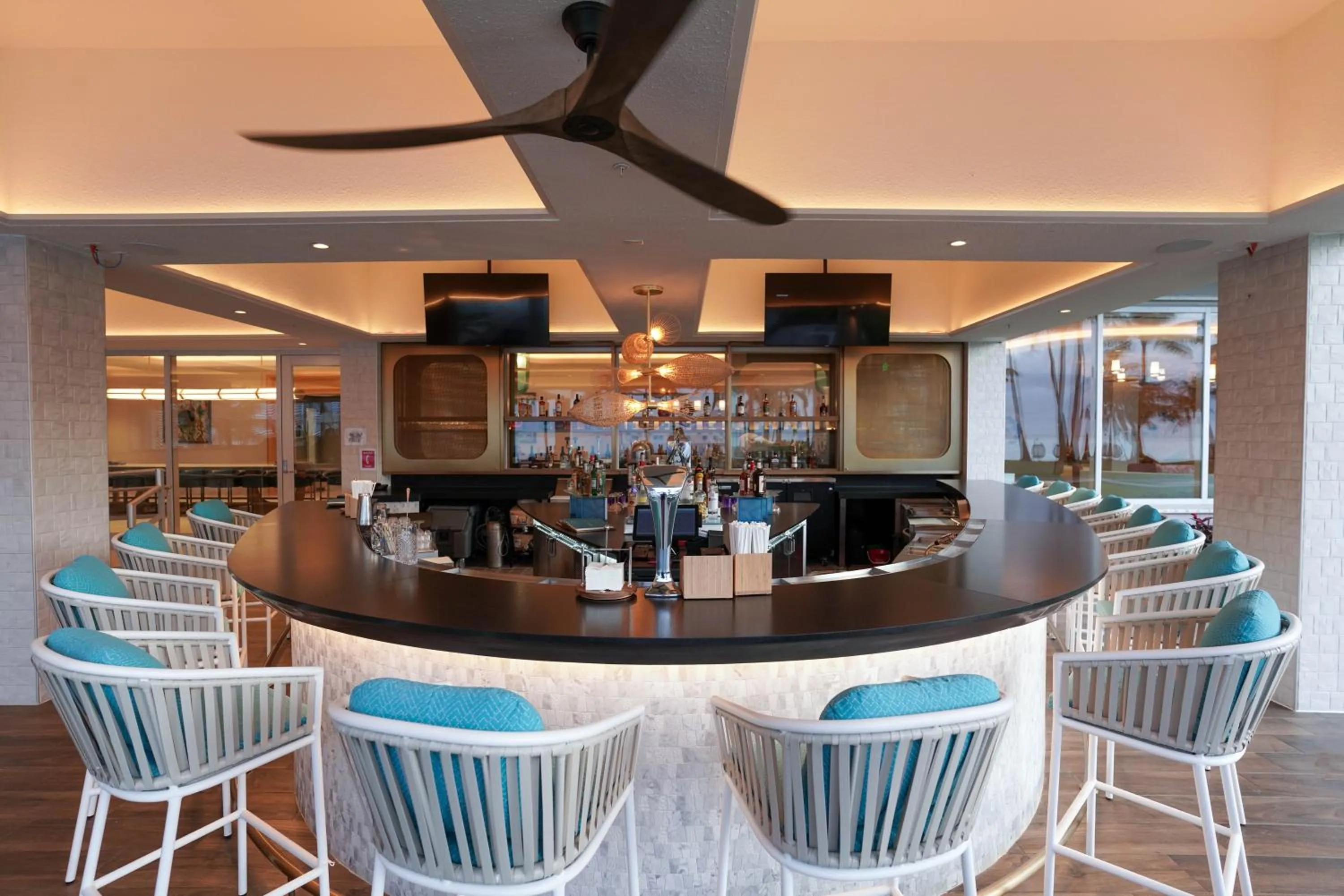 Lounge or bar in Crowne Plaza Resort Guam