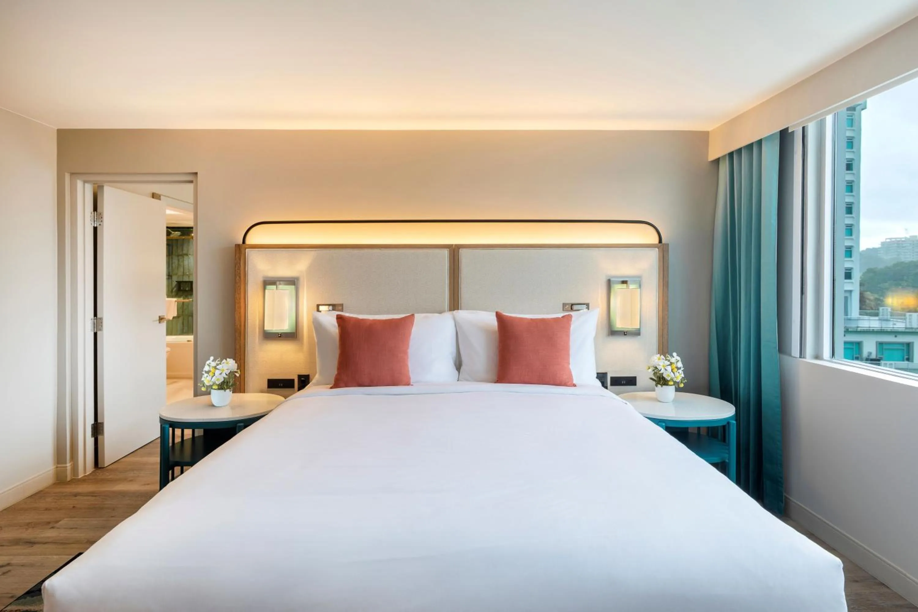 Bedroom, Bed in Crowne Plaza Resort Guam