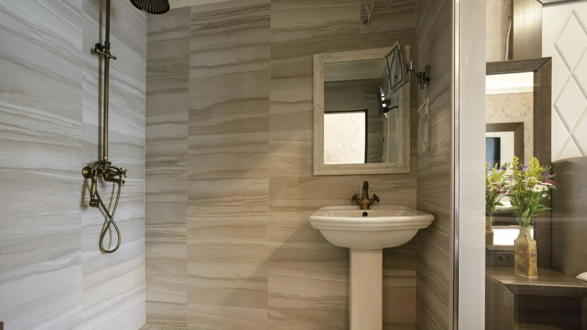 Shower in Castle Spa Wagenküll