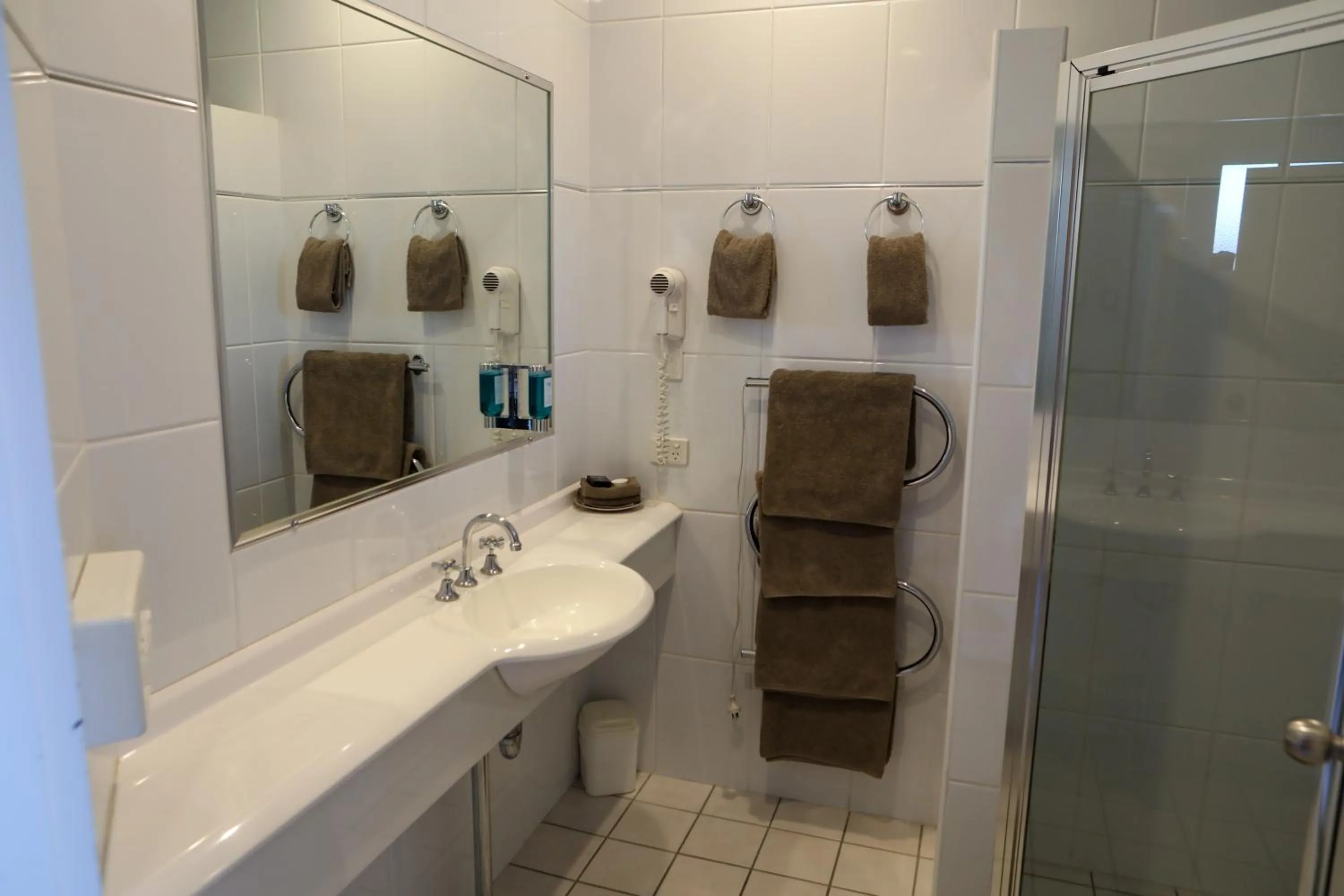 Shower in Akuna Motor Inn and Apartments