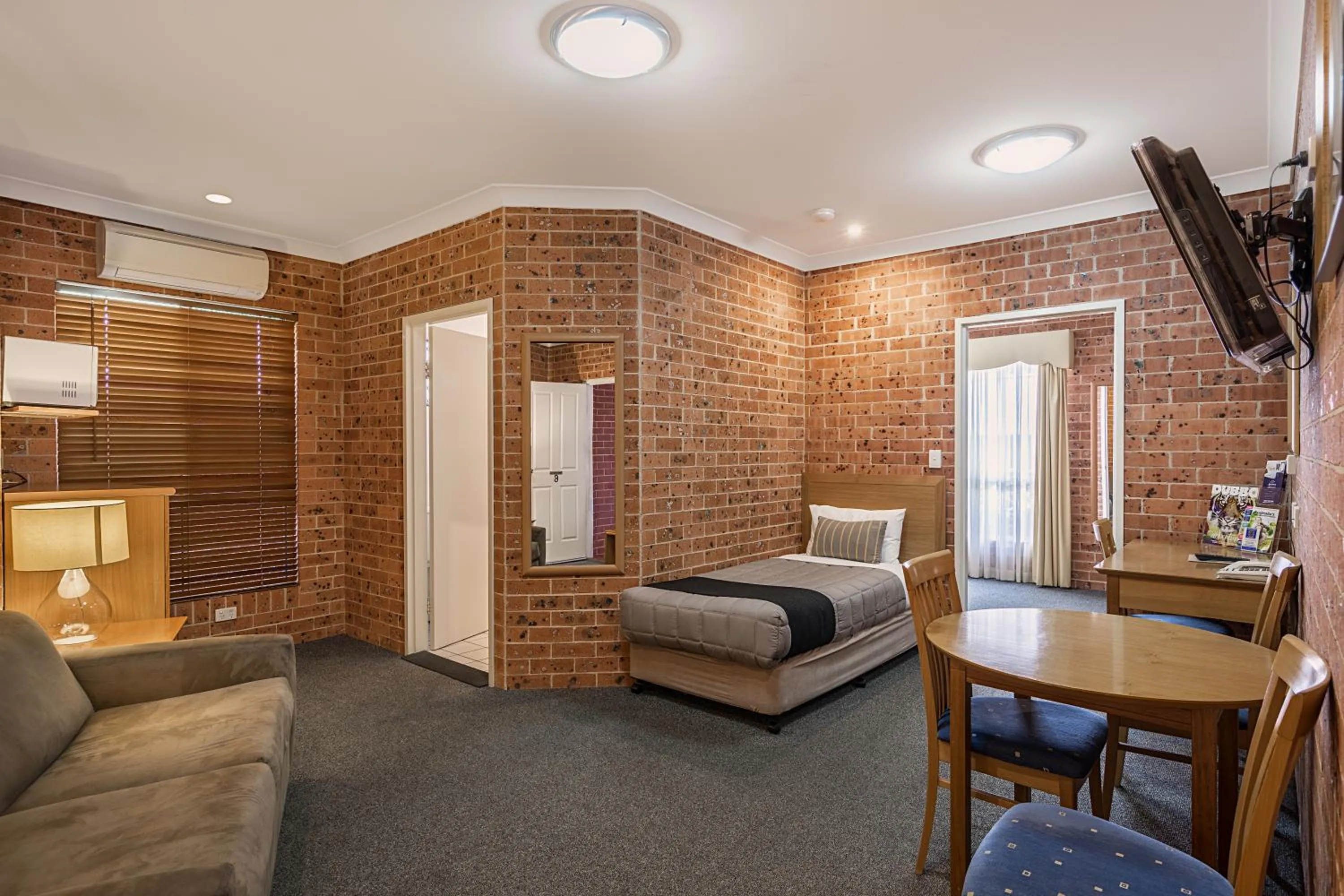 Living room, Bed in Akuna Motor Inn and Apartments