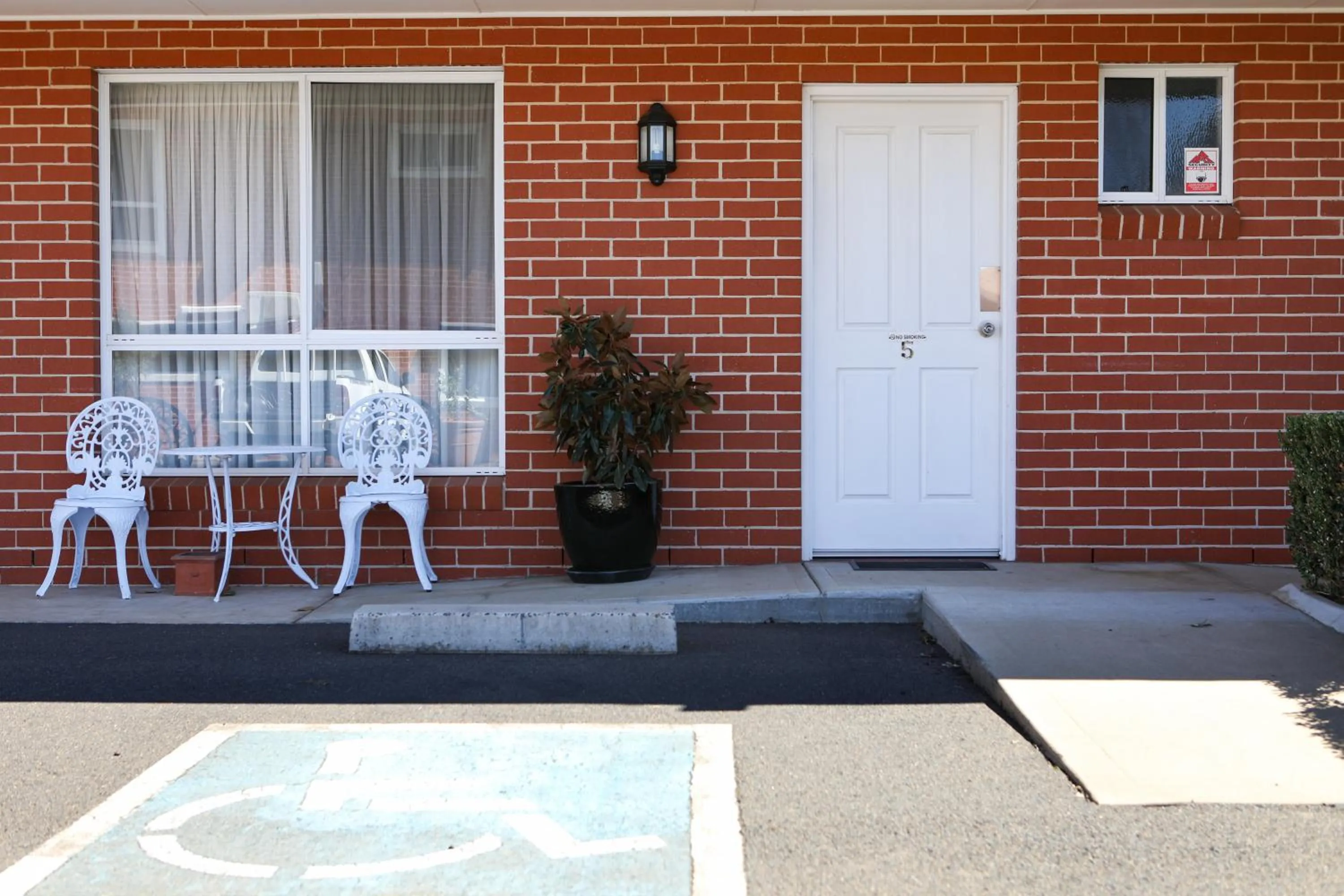 Facility for disabled guests in Akuna Motor Inn and Apartments