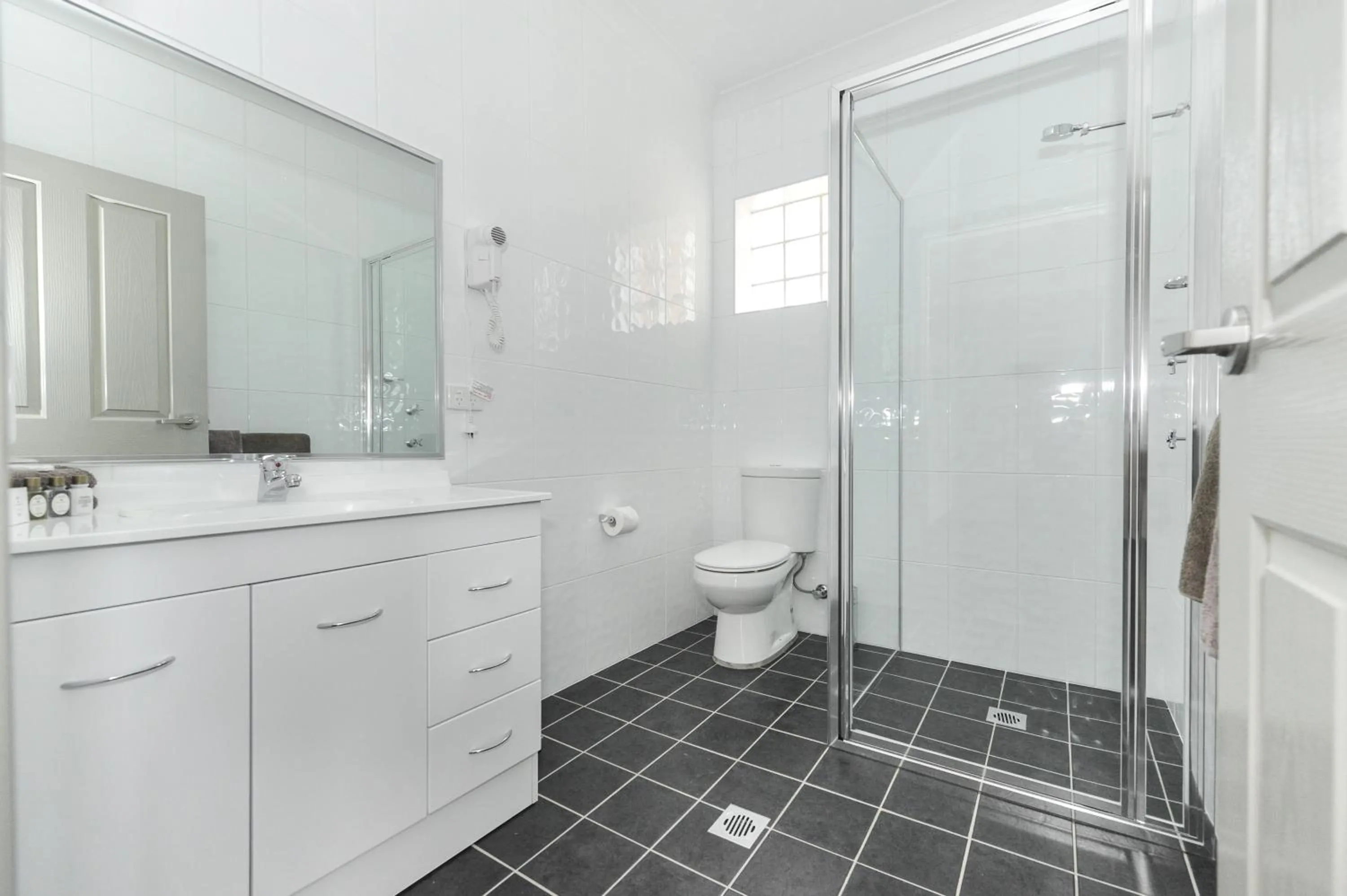 Shower in Akuna Motor Inn and Apartments