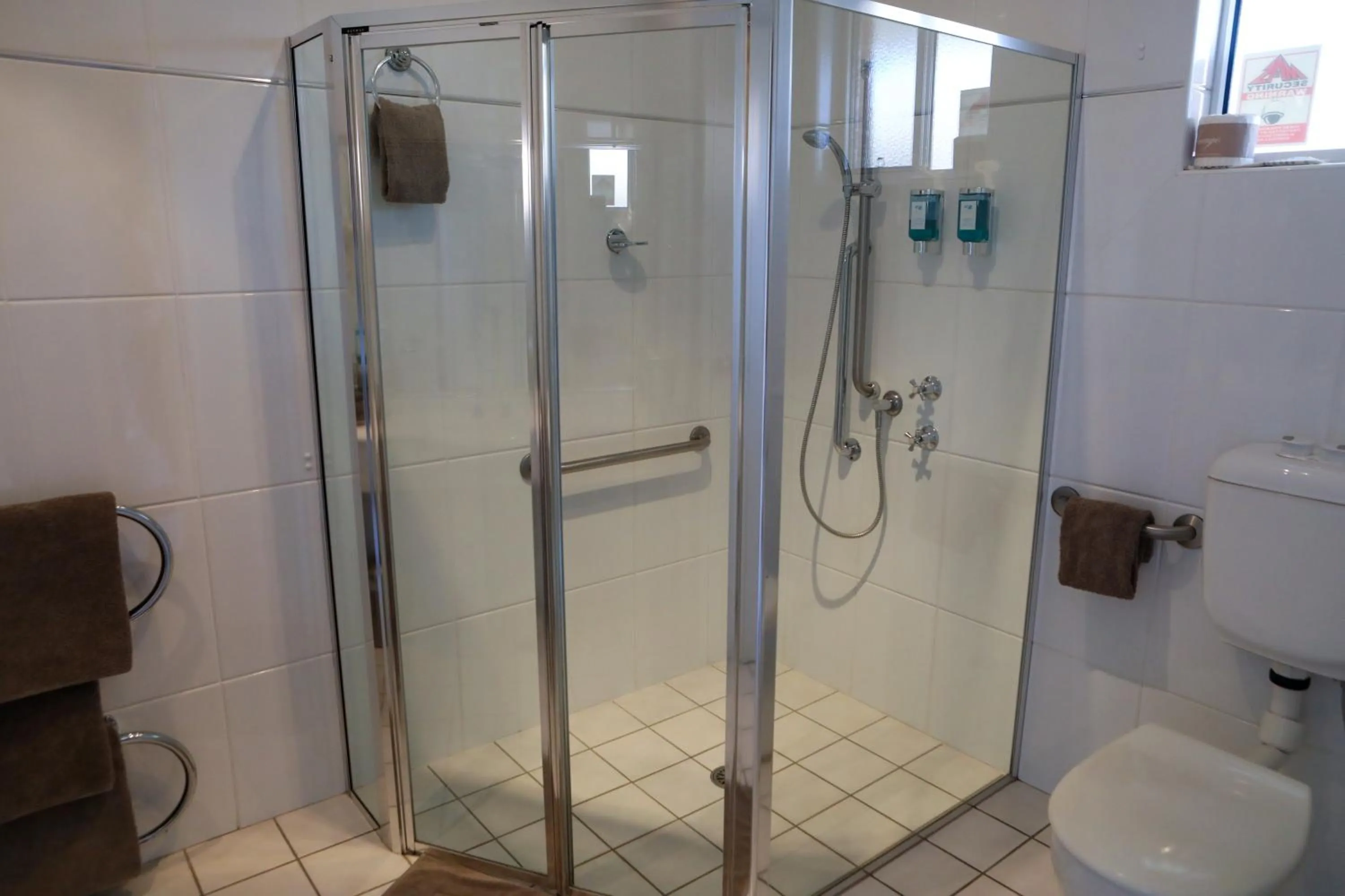 Shower in Akuna Motor Inn and Apartments