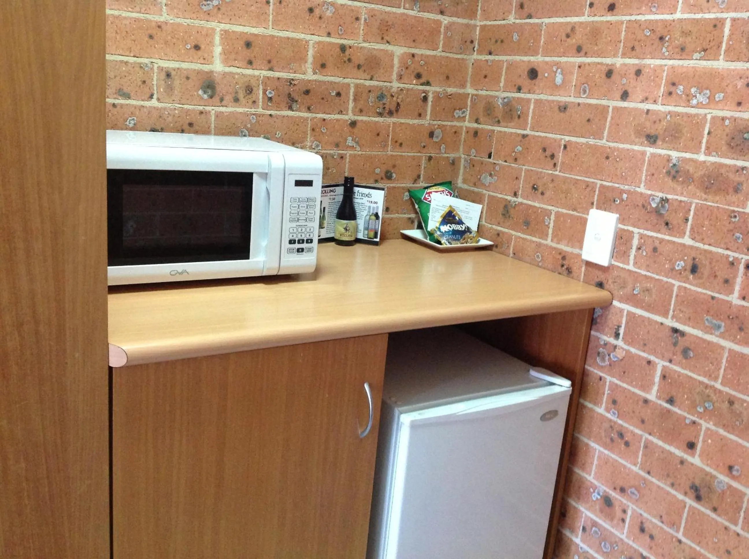 Kitchen or kitchenette in Akuna Motor Inn and Apartments