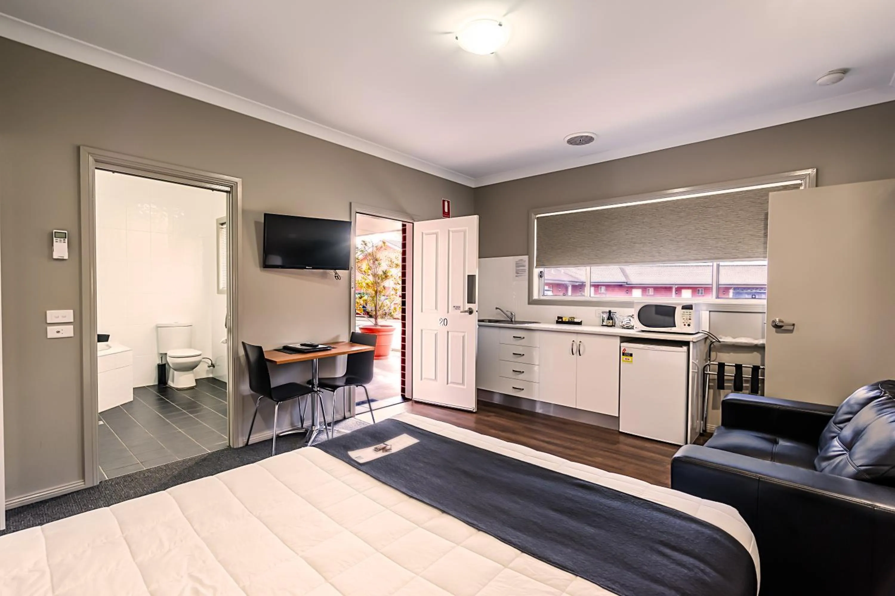 TV and multimedia, Bed in Akuna Motor Inn and Apartments