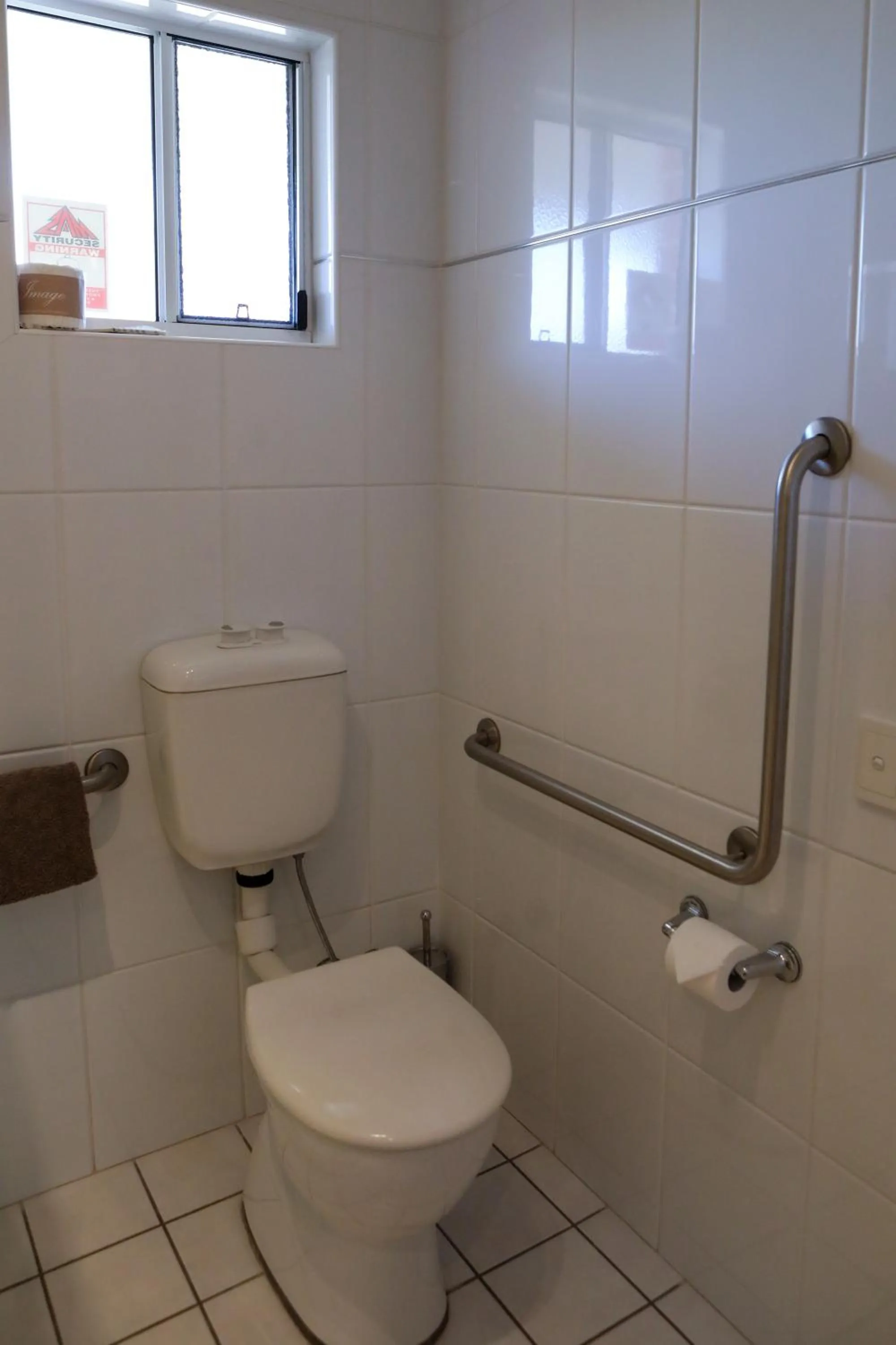 Toilet in Akuna Motor Inn and Apartments