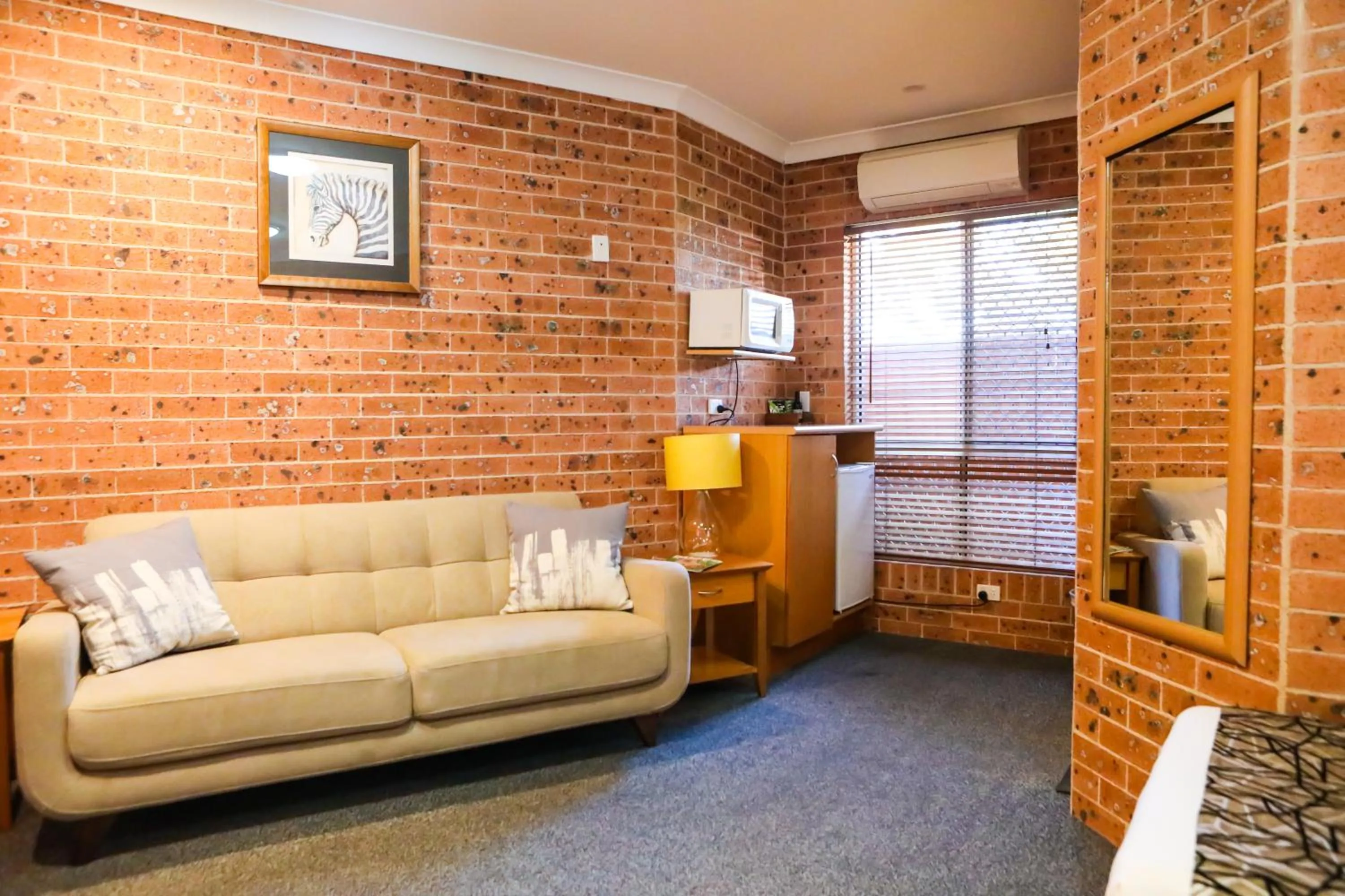 Living room in Akuna Motor Inn and Apartments