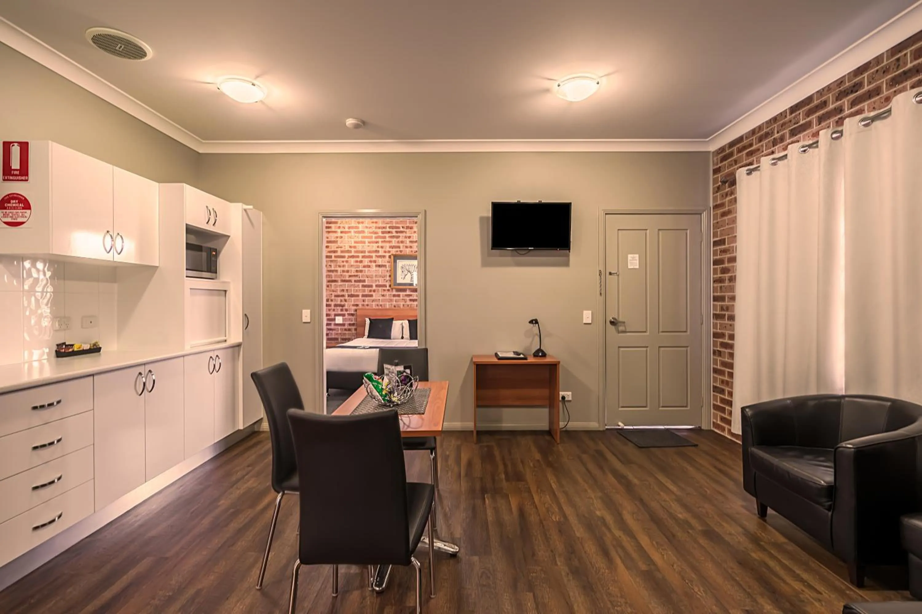 Living room in Akuna Motor Inn and Apartments