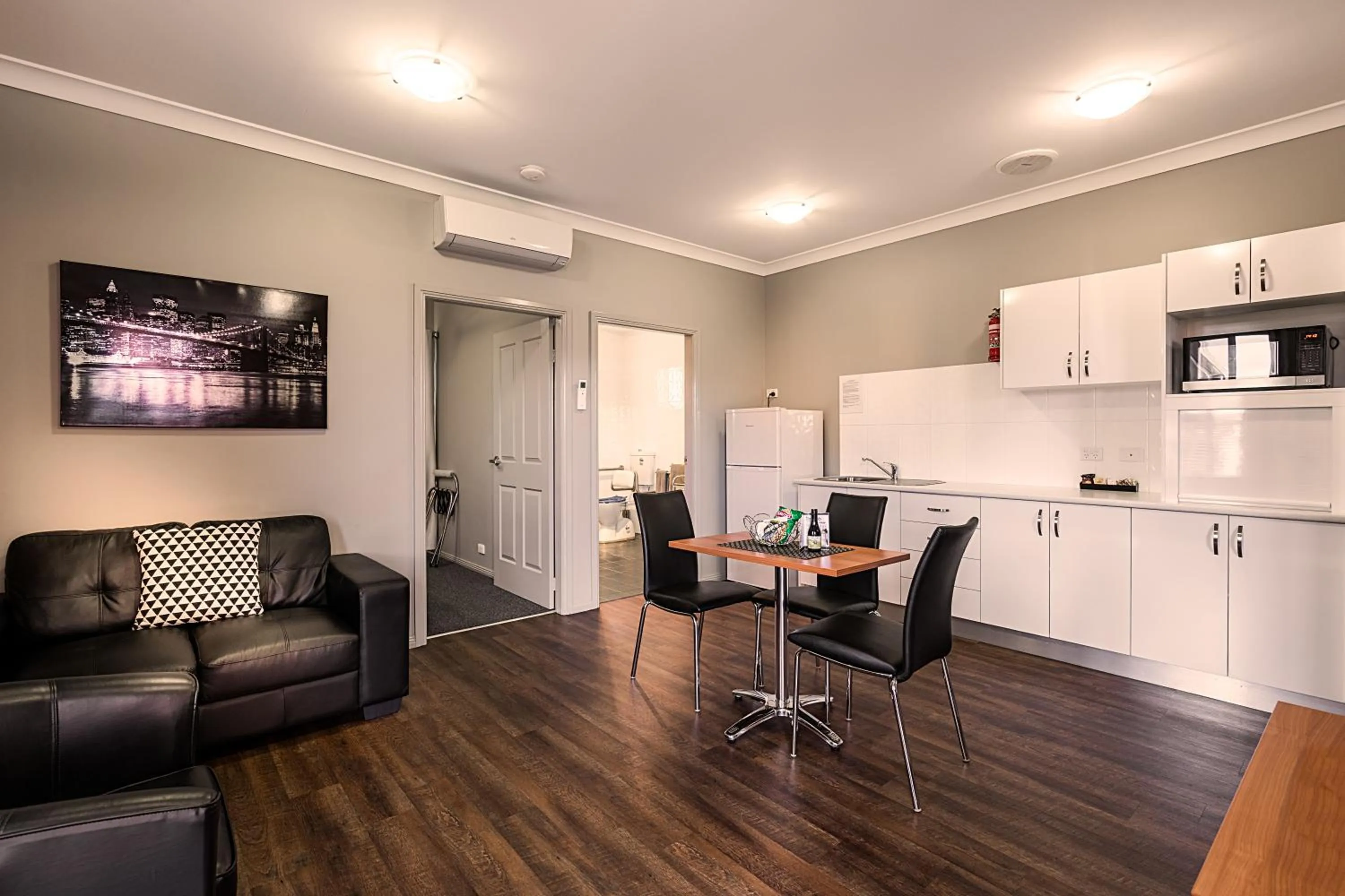 Coffee/tea facilities in Akuna Motor Inn and Apartments