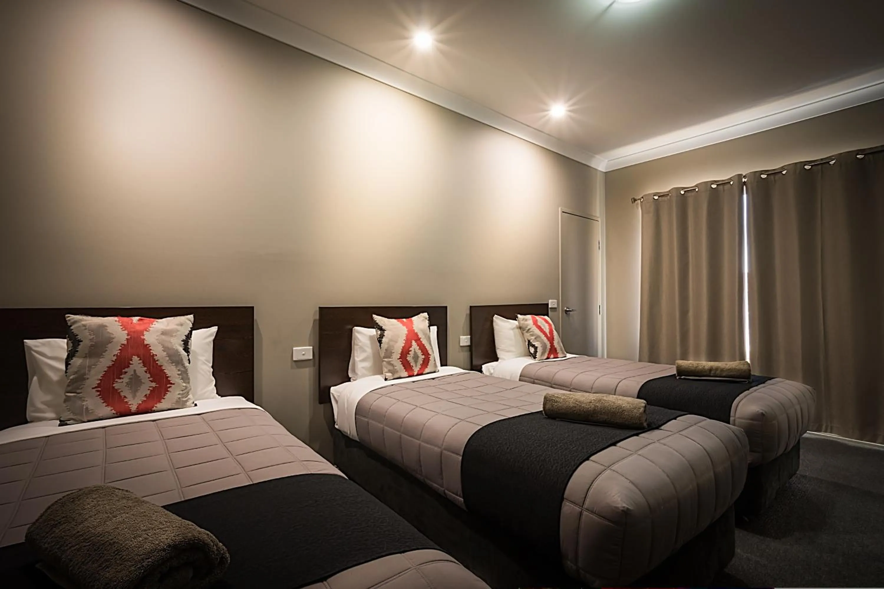 Bedroom, Bed in Akuna Motor Inn and Apartments