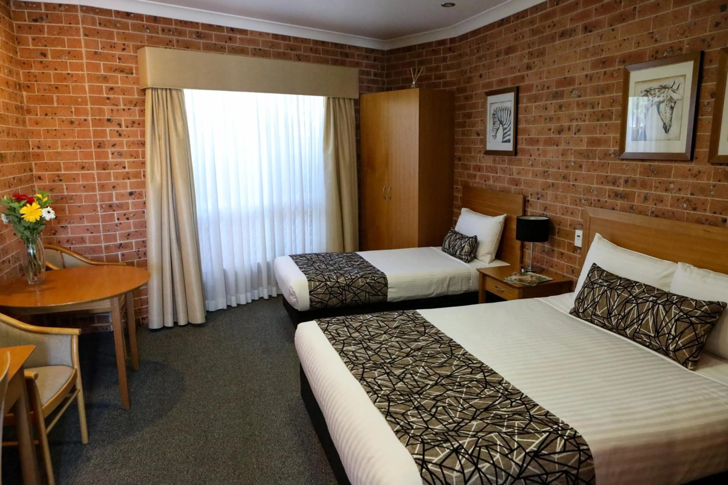 Seating area, Bed in Akuna Motor Inn and Apartments