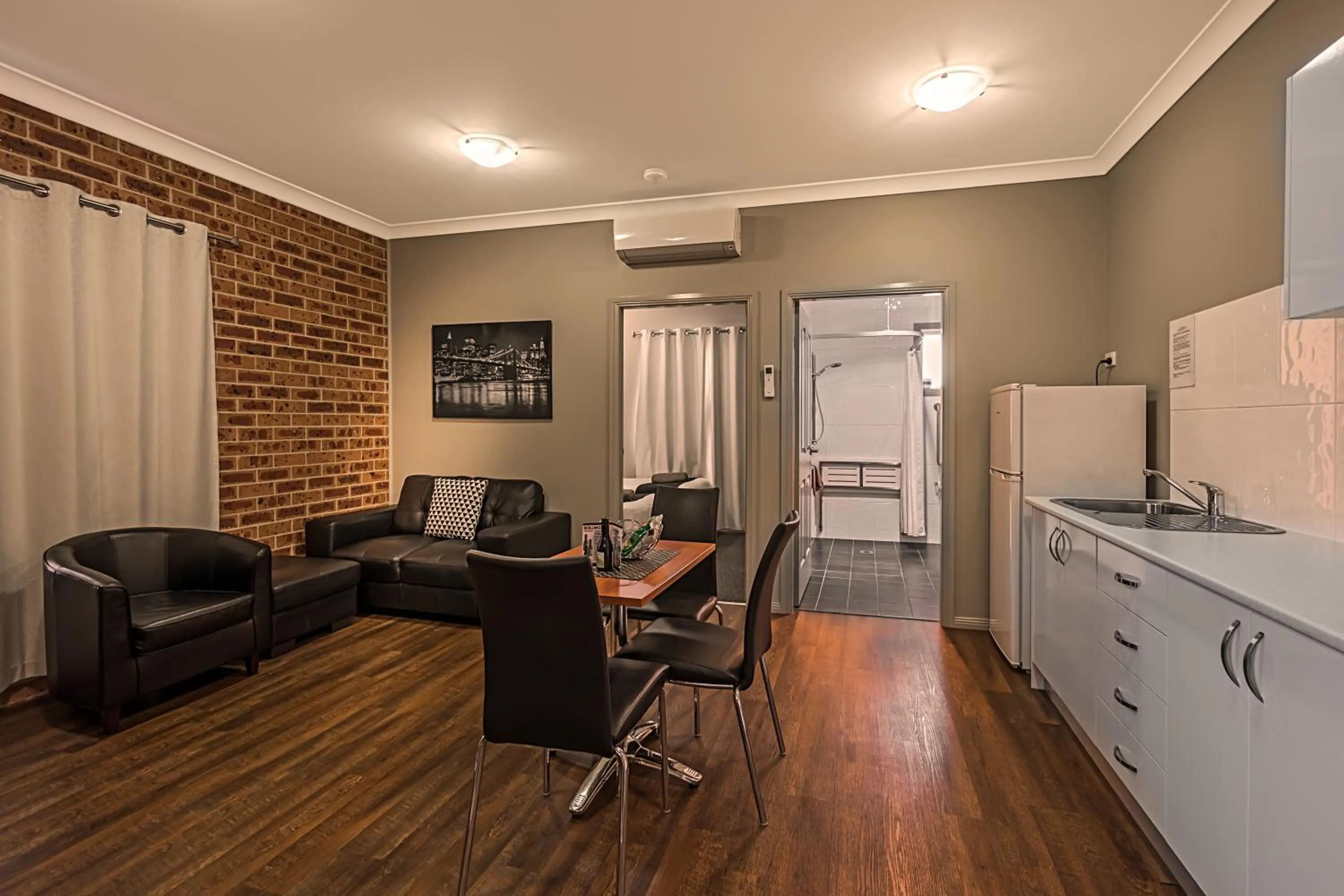 TV and multimedia in Akuna Motor Inn and Apartments