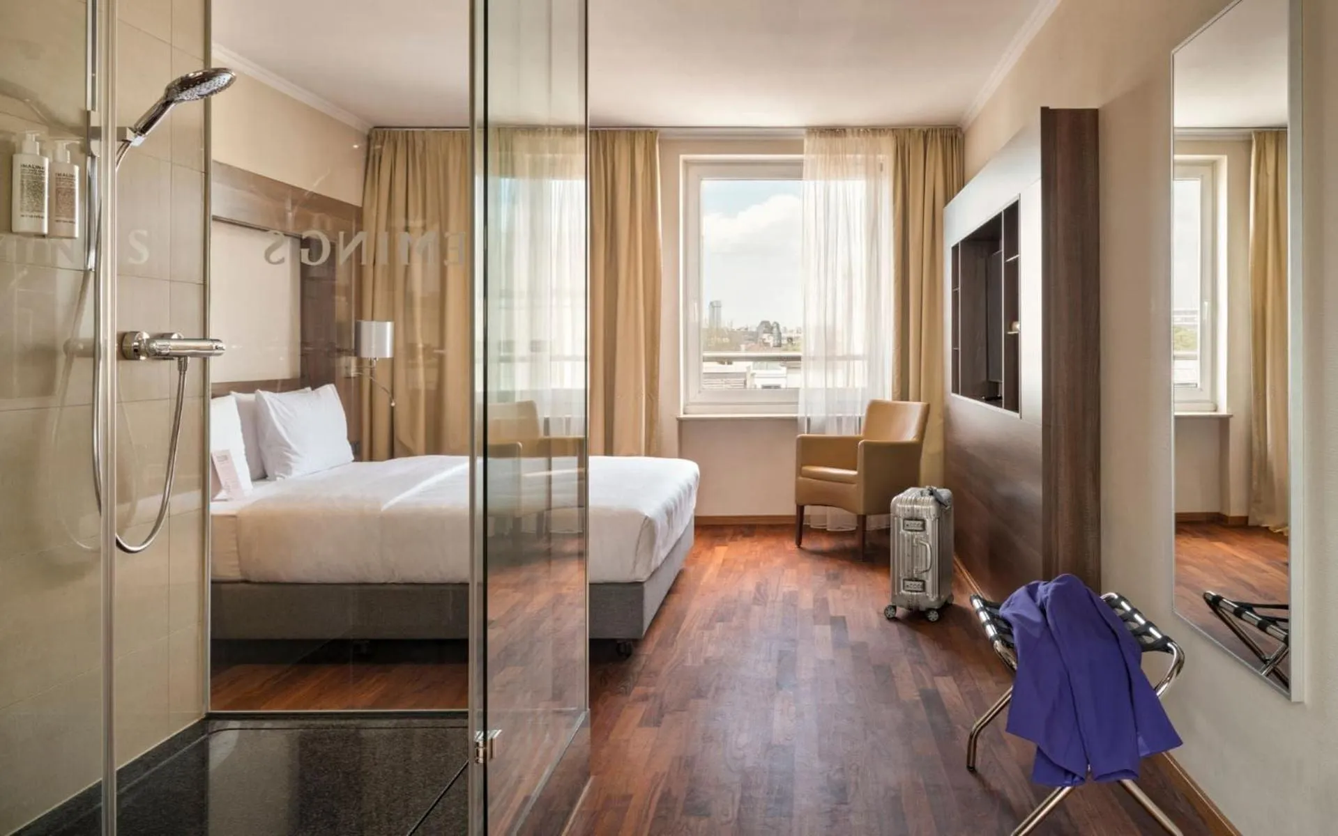 TV and multimedia, Bed in Flemings Hotel Frankfurt Main-Riverside