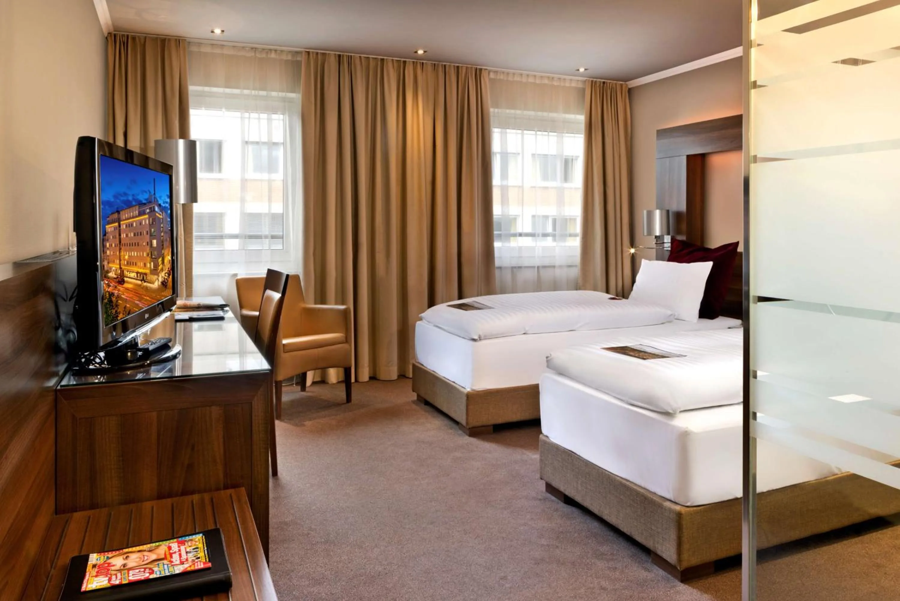 TV and multimedia, Bed in Flemings Hotel Frankfurt Main-Riverside