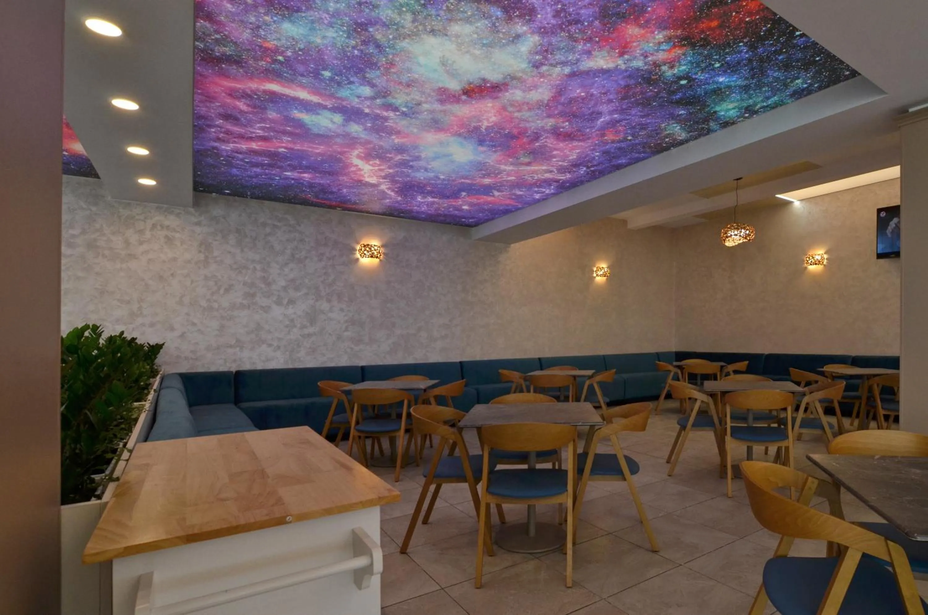 Restaurant/places to eat in Hotel Opal