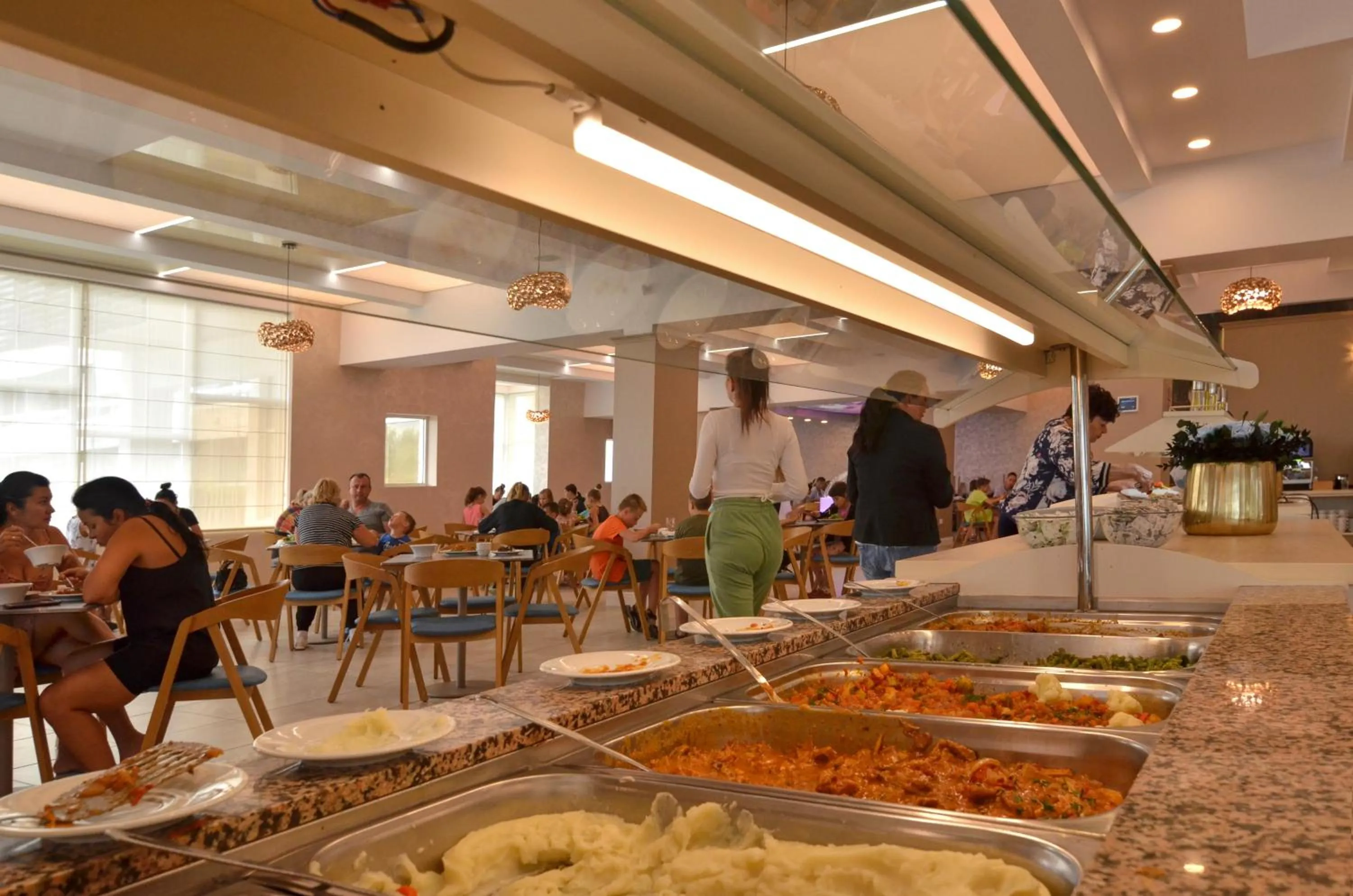 Restaurant/places to eat in Hotel Opal