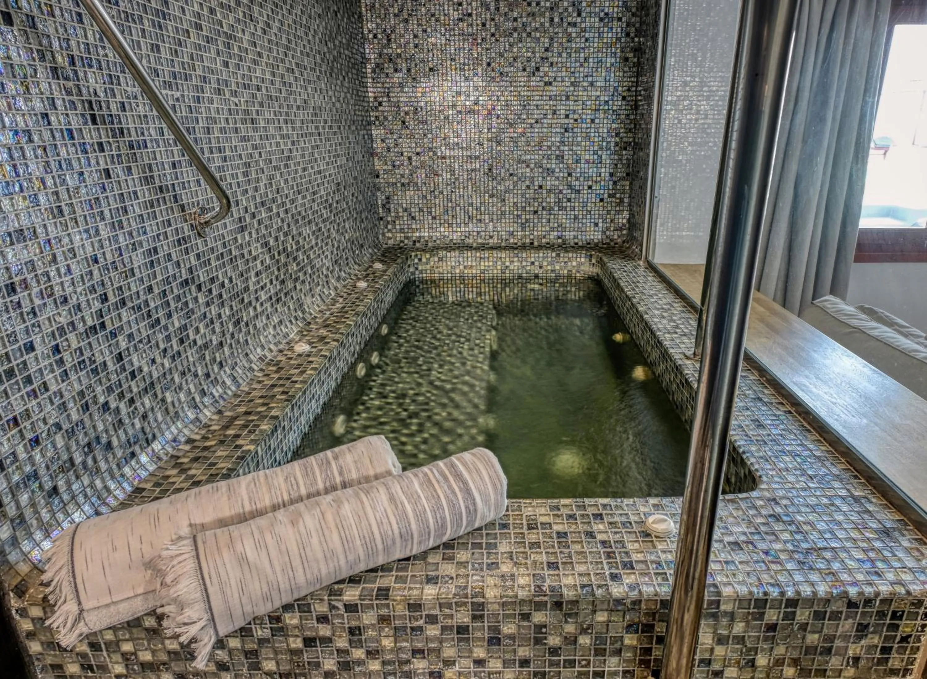 Splendour Hotel and Suites