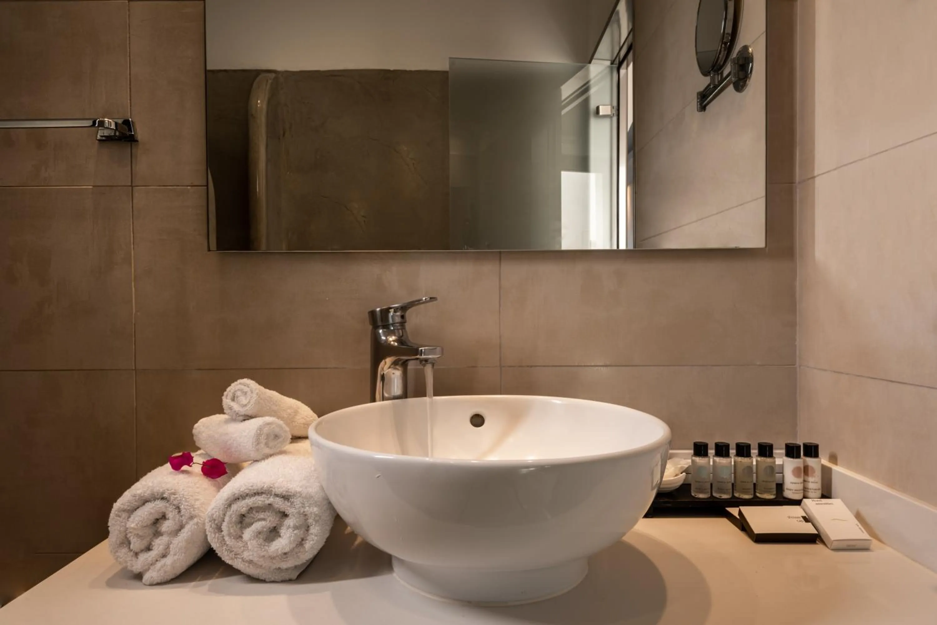 Bathroom in Splendour Hotel and Suites