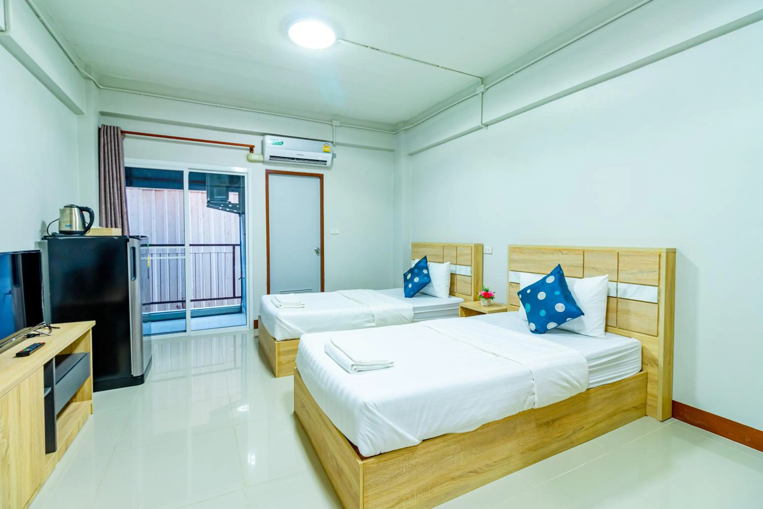 Photo of the whole room, Bed in Tree Place