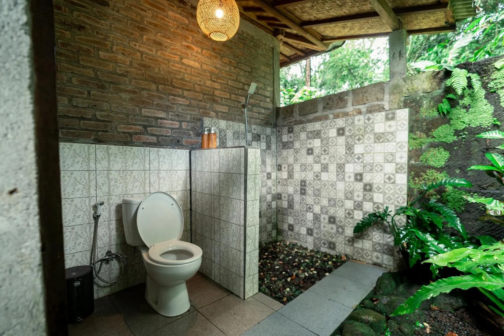 Toilet in Saridevi Ecolodge