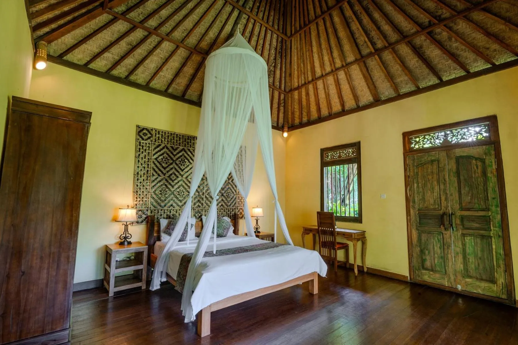 Photo of the whole room, Bed in Saridevi Ecolodge