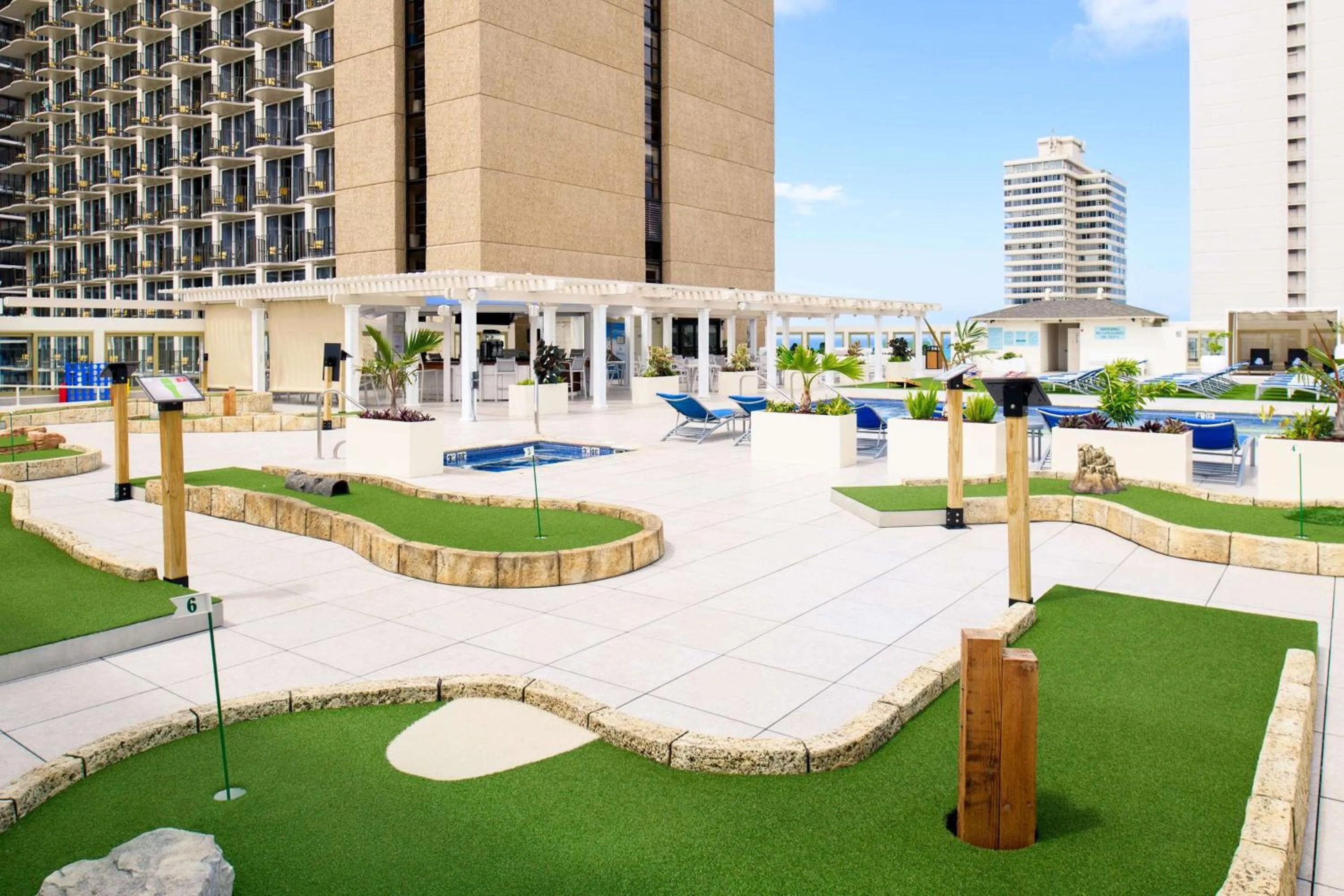 Pool view in Hilton Waikiki Beach Resort & Spa