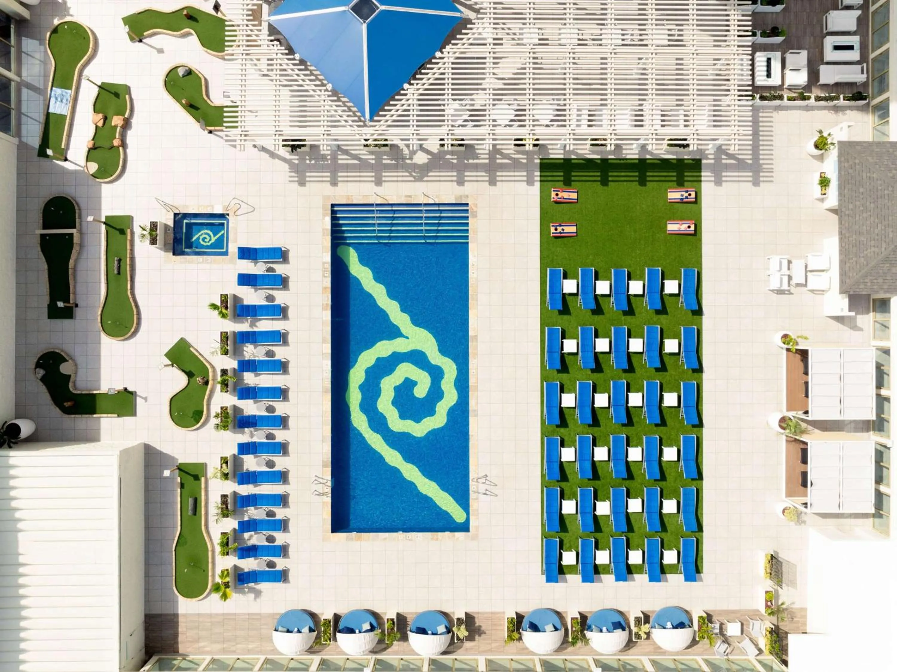 Pool view in Hilton Waikiki Beach Resort & Spa