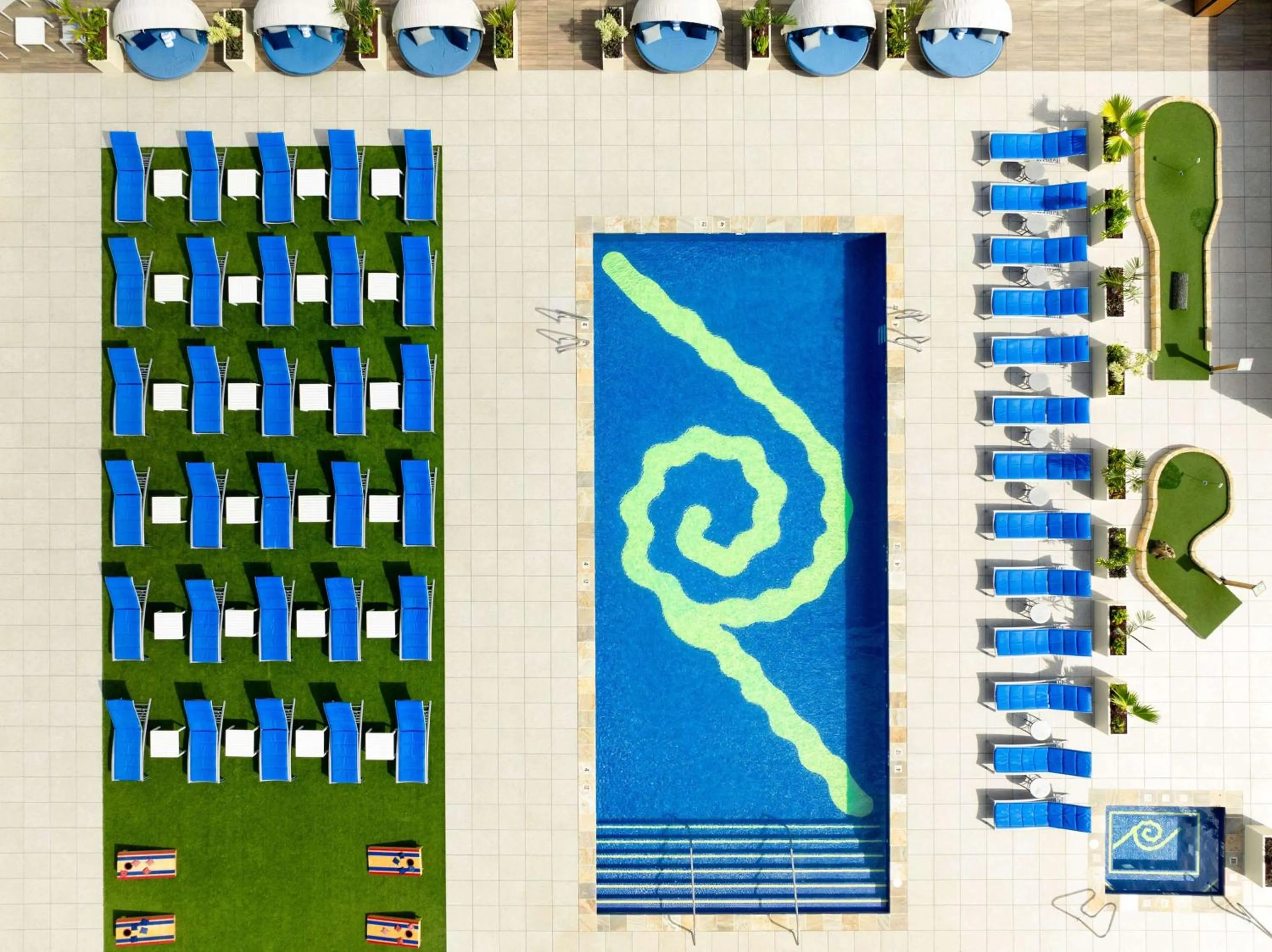 Pool view in Hilton Waikiki Beach Resort & Spa