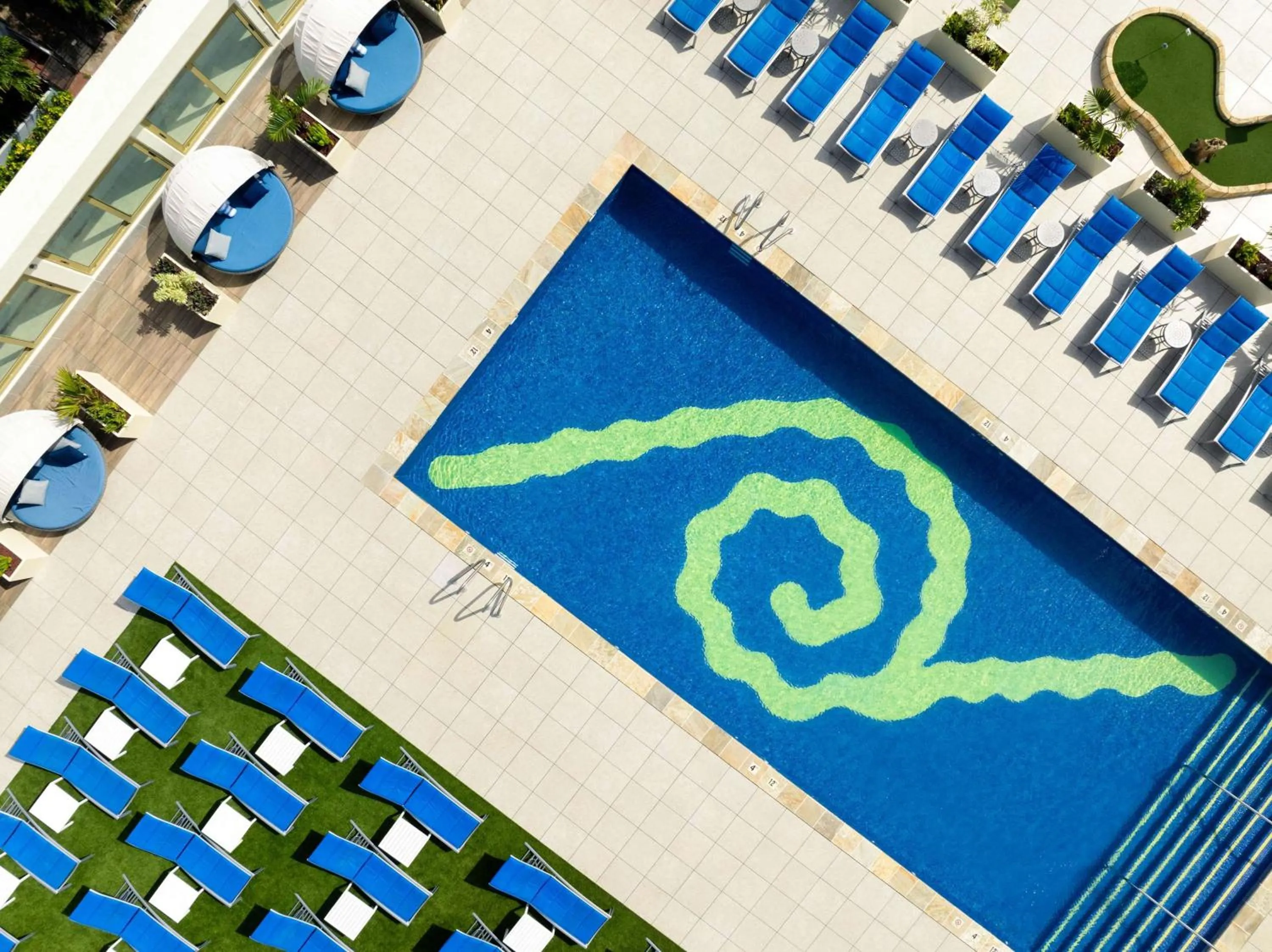 Pool view in Hilton Waikiki Beach Resort & Spa