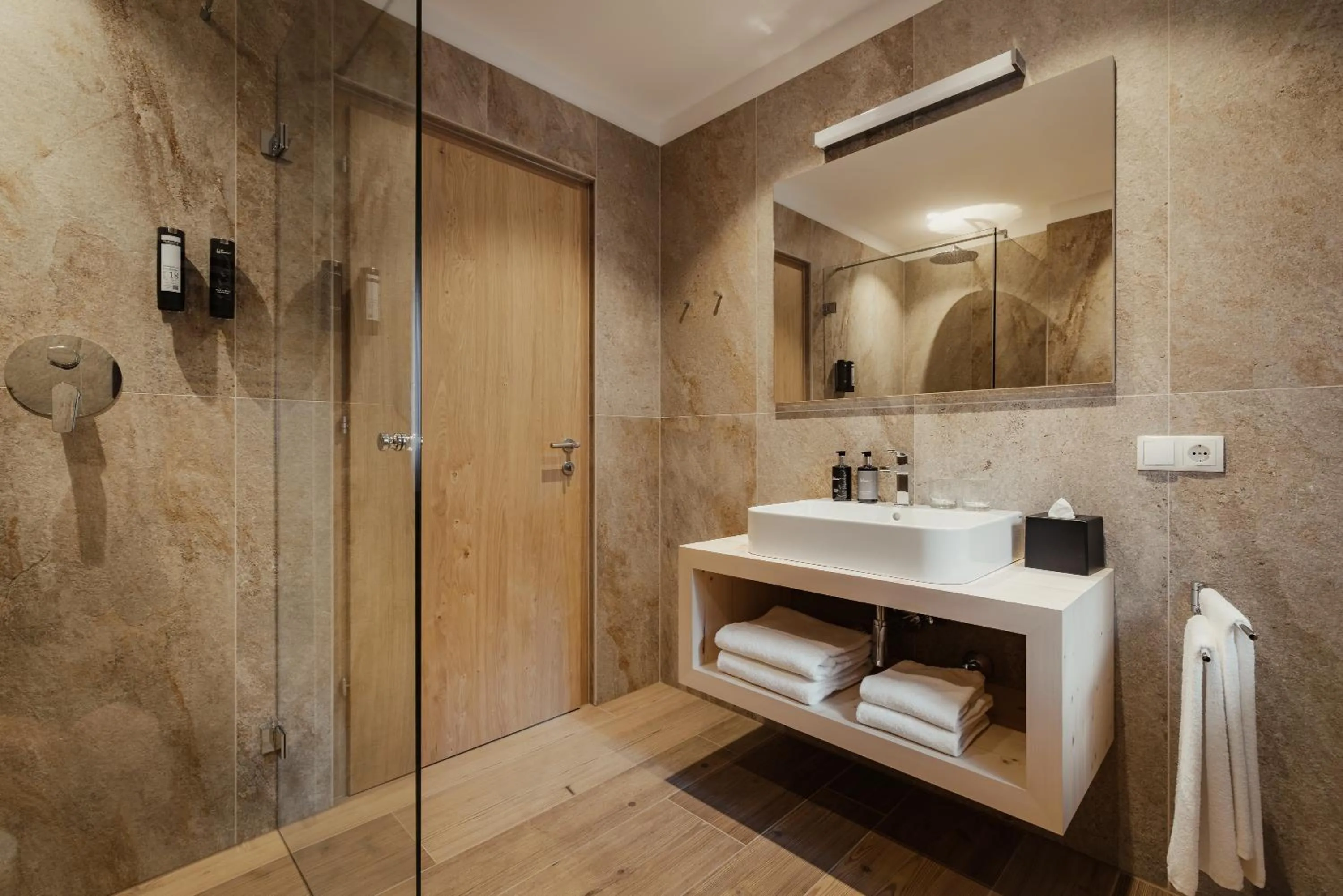Shower in Hotel Chalet Corso