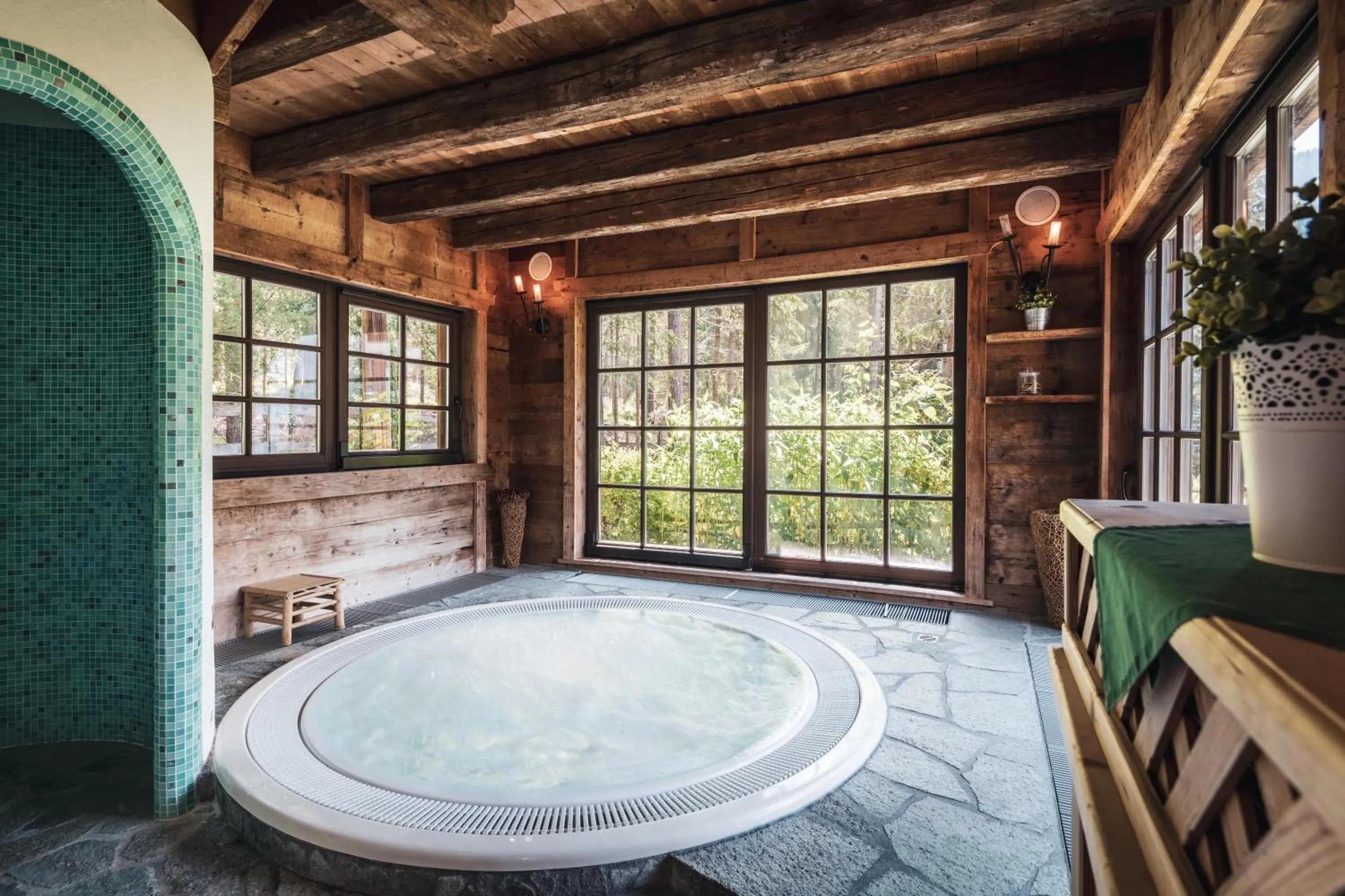 Hot Tub in Hotel Chalet Corso