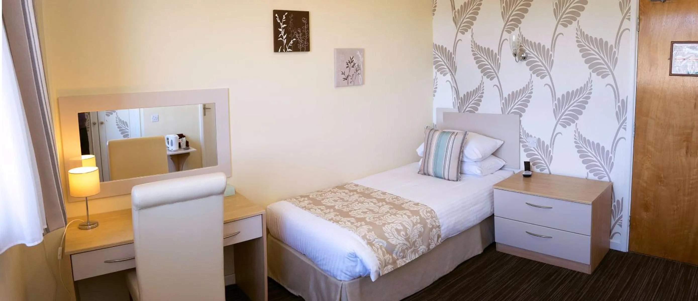 Coffee/tea facilities, Bed in Biarritz Hotel