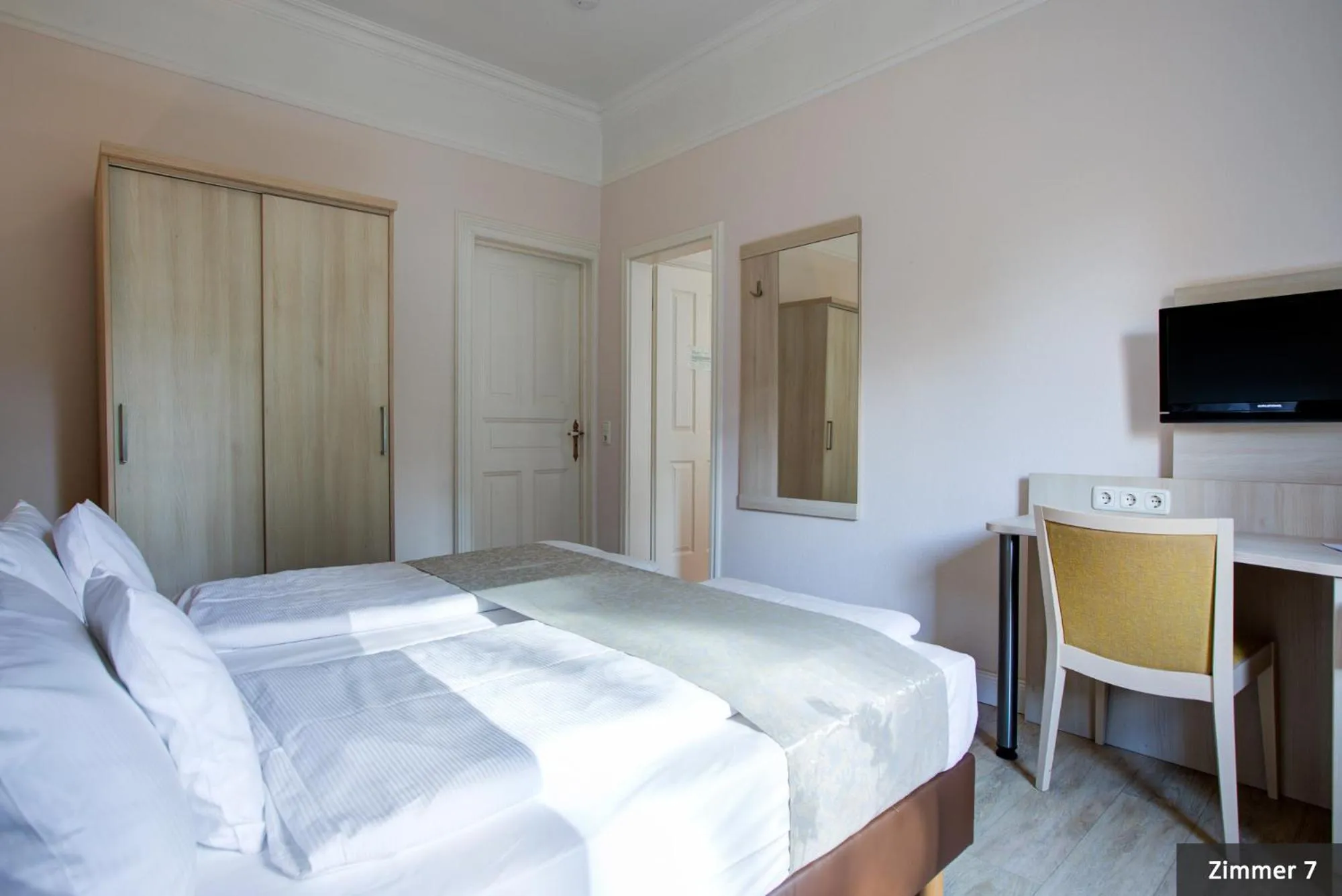 Photo of the whole room, Bed in Hotel See-Villa