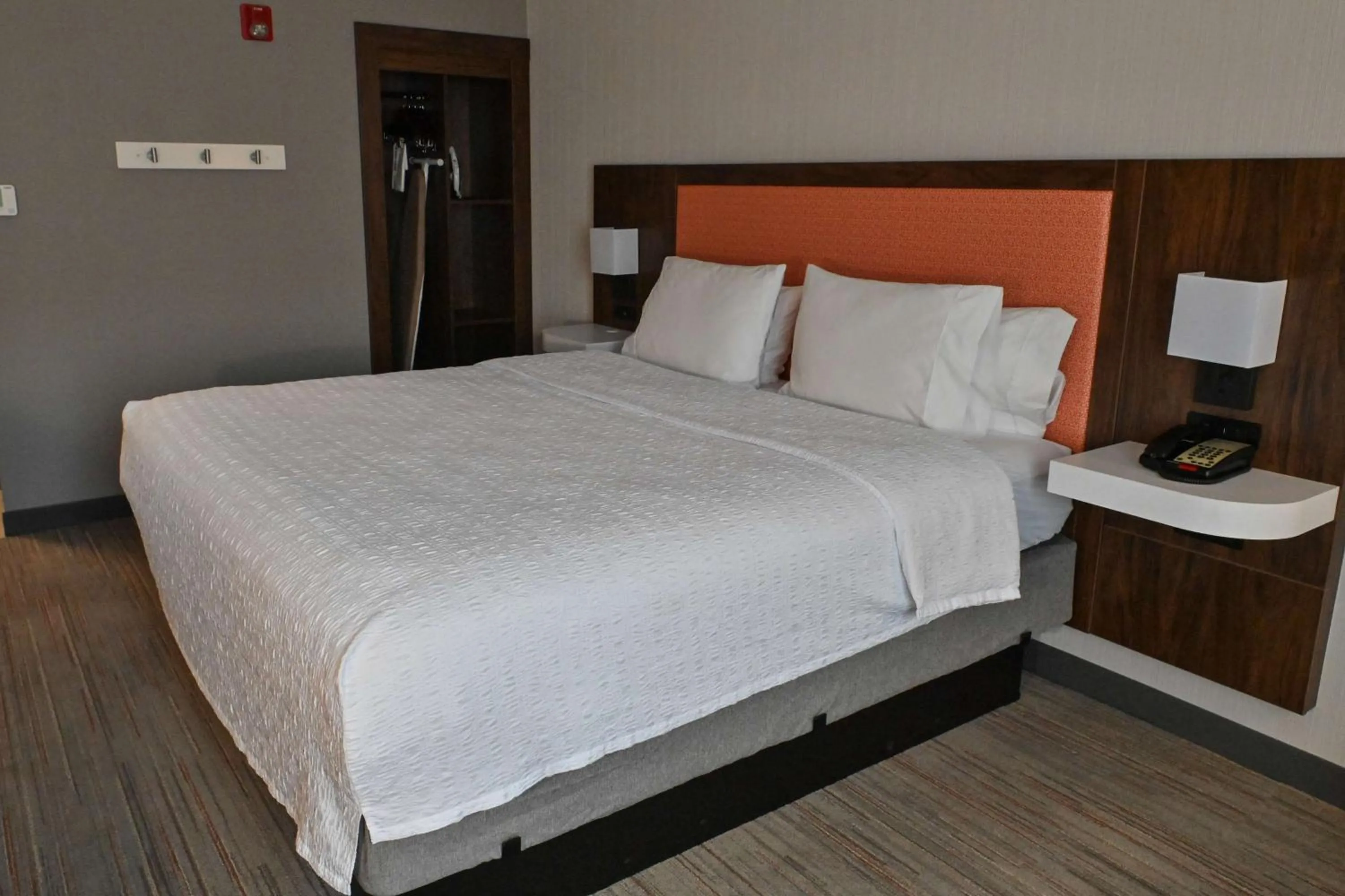 Bed in Hampton Inn Fremont