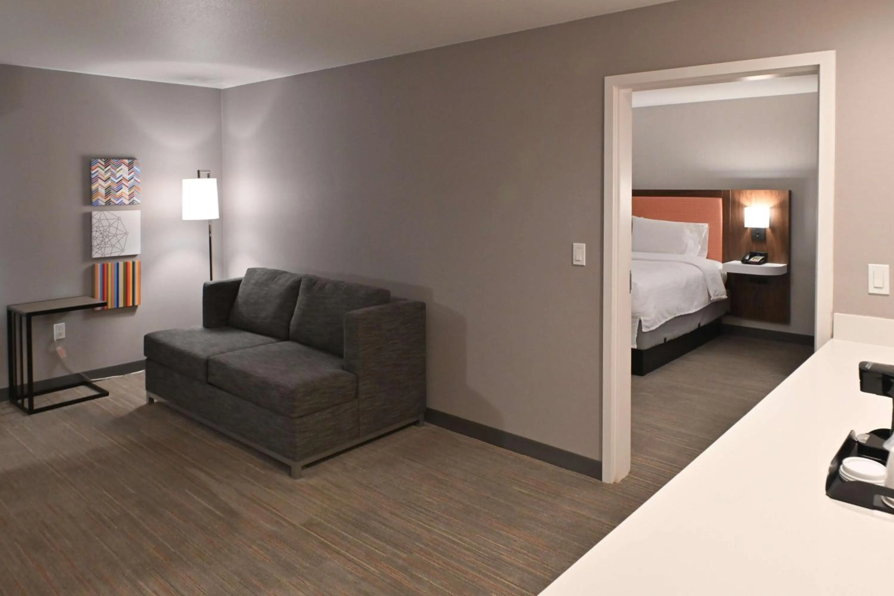 Living room, Bed in Hampton Inn Fremont