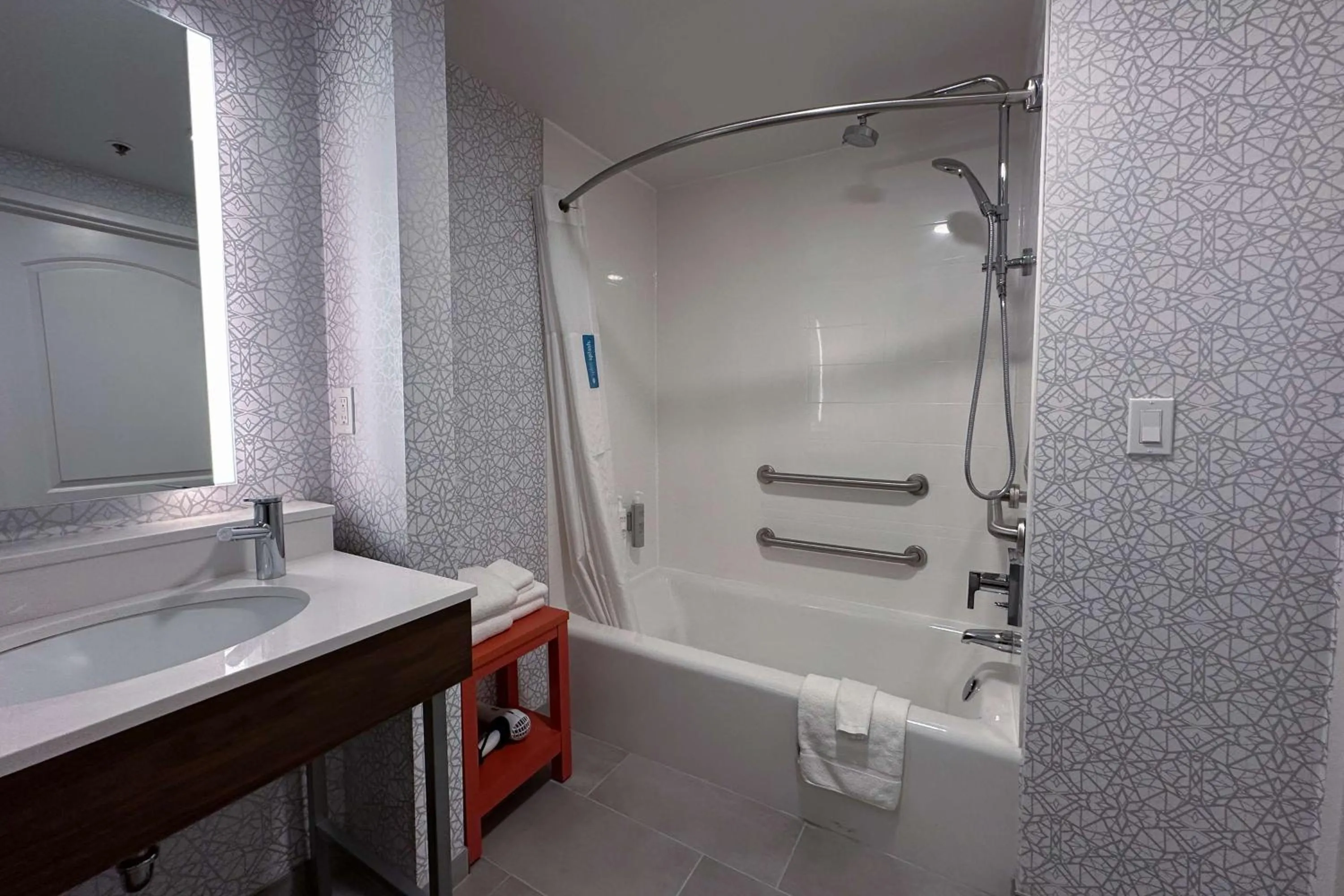 Bathroom in Hampton Inn Fremont