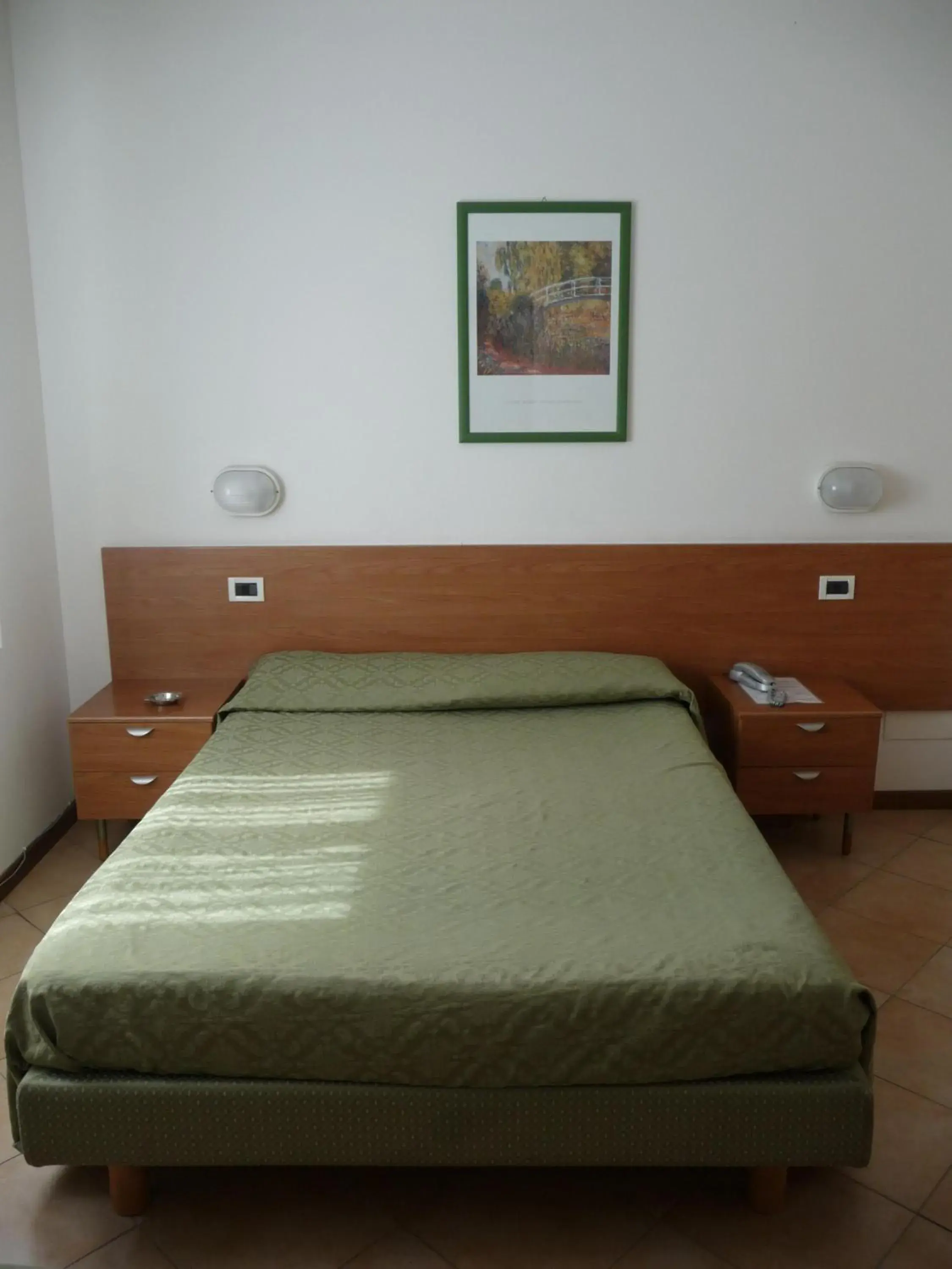 Single Room with Shared Bathroom in Hotel La Toscana Single Room with Shared Bathroom in Hotel La Toscana