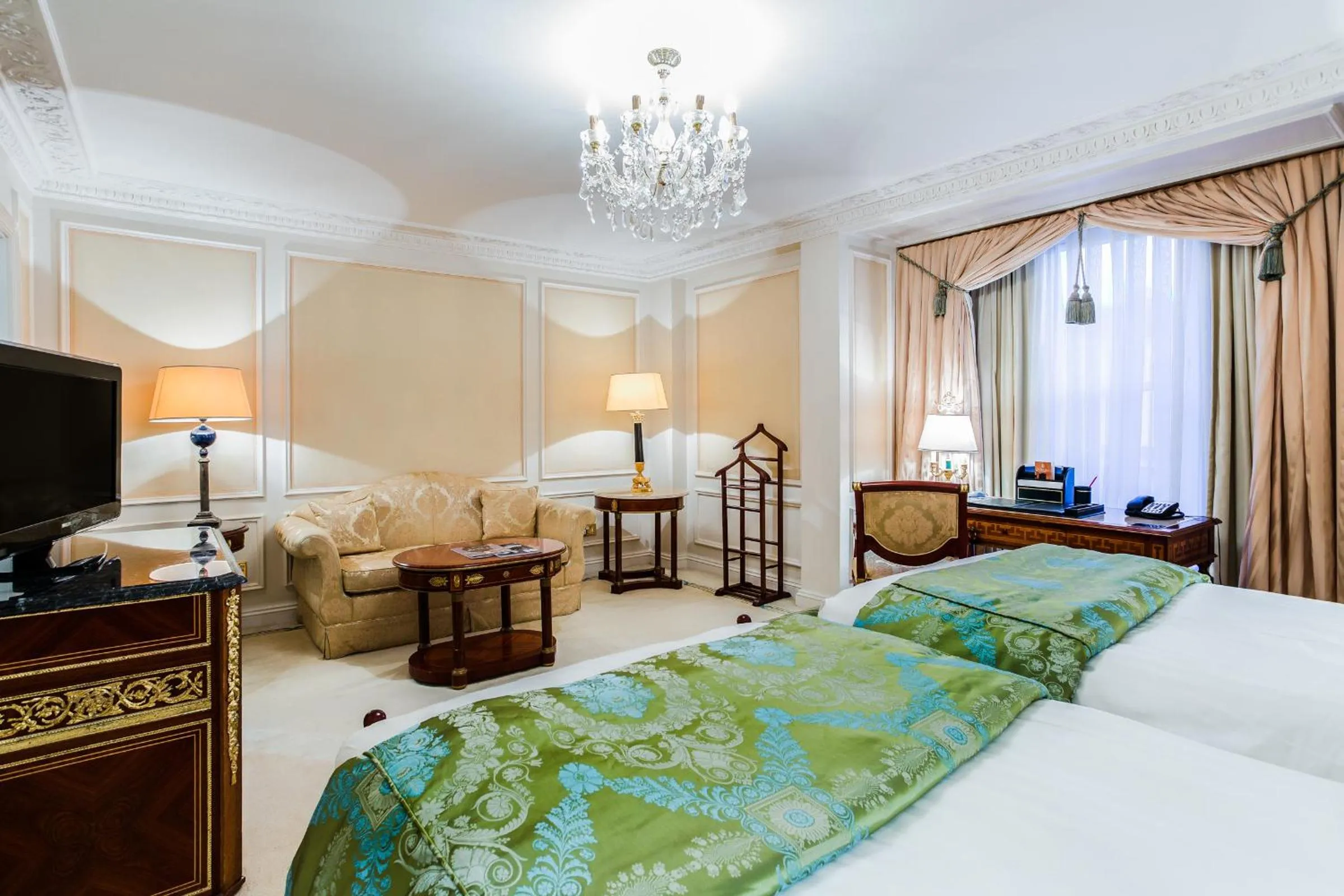 Bedroom, Bed in Bentley London