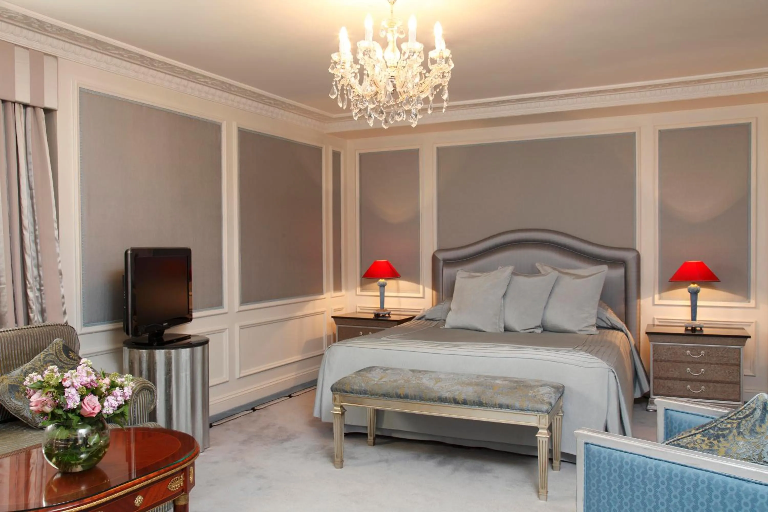 Photo of the whole room, Bed in Bentley London